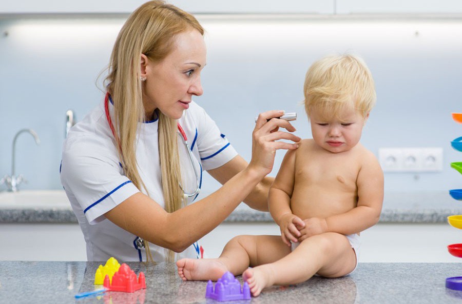 Ngoáy tai cho bé vài tháng tuổi: cần thiết hay nguy hiểm?