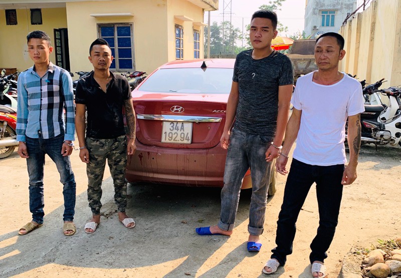 3 kẻ bịt mặt đi ôtô không BKS ép ngã xe,  đánh chủ tịch xã bị thương