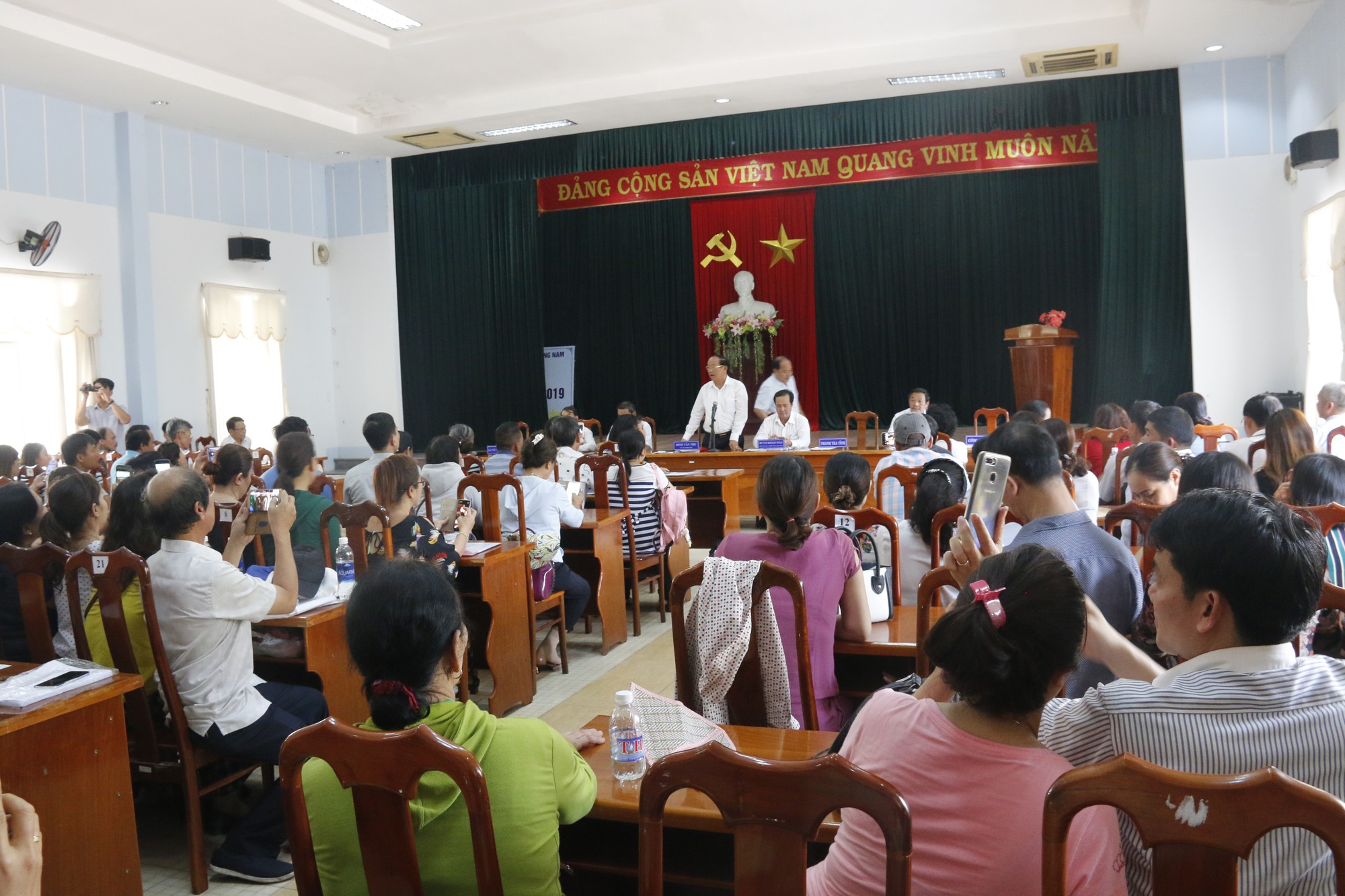 Người mua đất k&eacute;o đến UBND tỉnh, Chủ tịch Quảng Nam bỏ họp để tiếp - Ảnh 2.