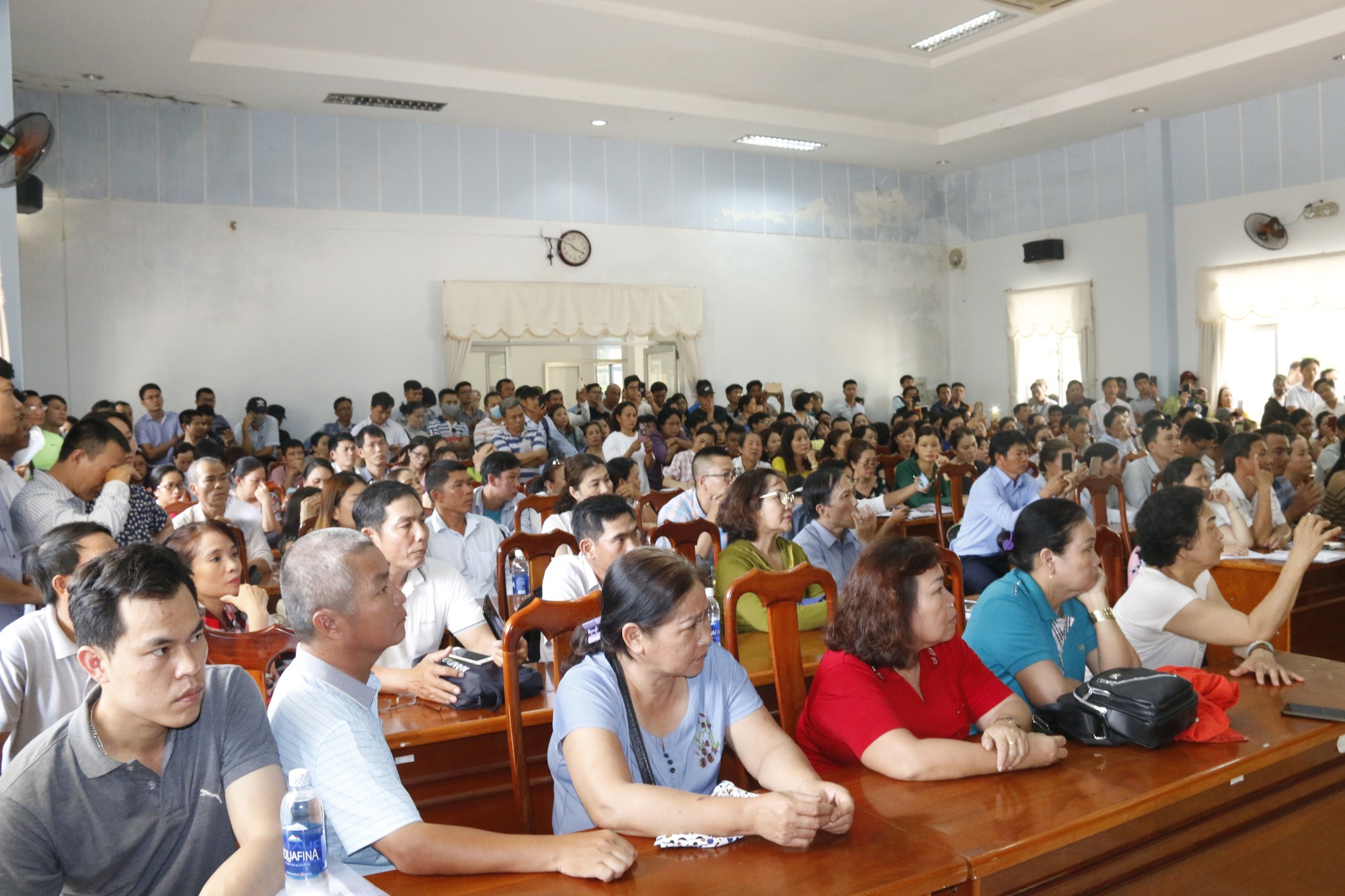 Người mua đất k&eacute;o đến UBND tỉnh, Chủ tịch Quảng Nam bỏ họp để tiếp - Ảnh 1.