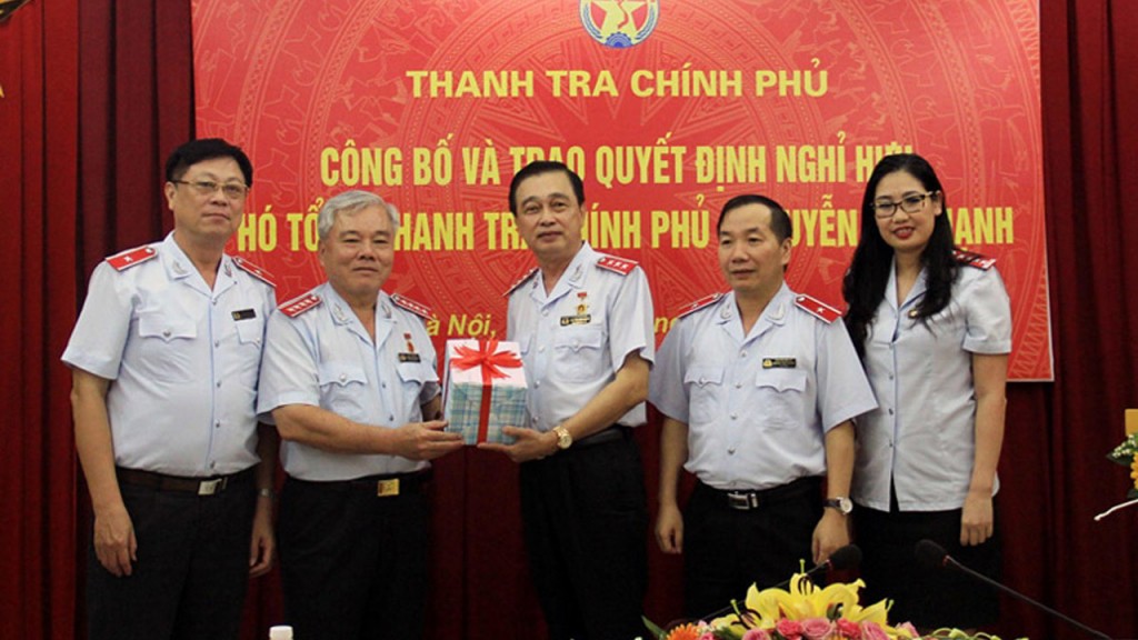 Cán bộ "hoàng hôn nhiệm kỳ"