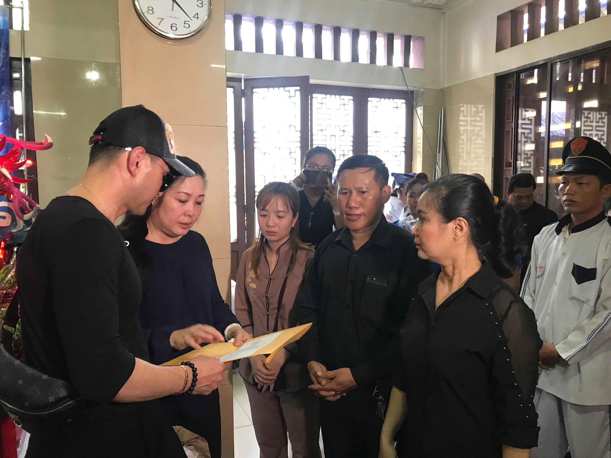 Mẹ nghệ sĩ Anh Vũ nhập viện cấp cứu khi chưa thấy mặt con - Ảnh 5.