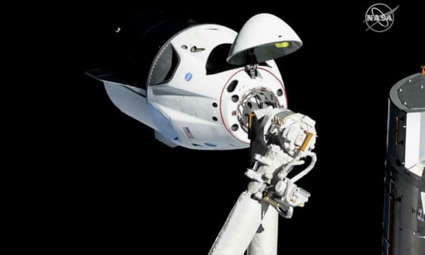 Trạm vũ trụ quốc tế thiếu điện, tàu của SpaceX bị trì hoãn - Ảnh 1.
