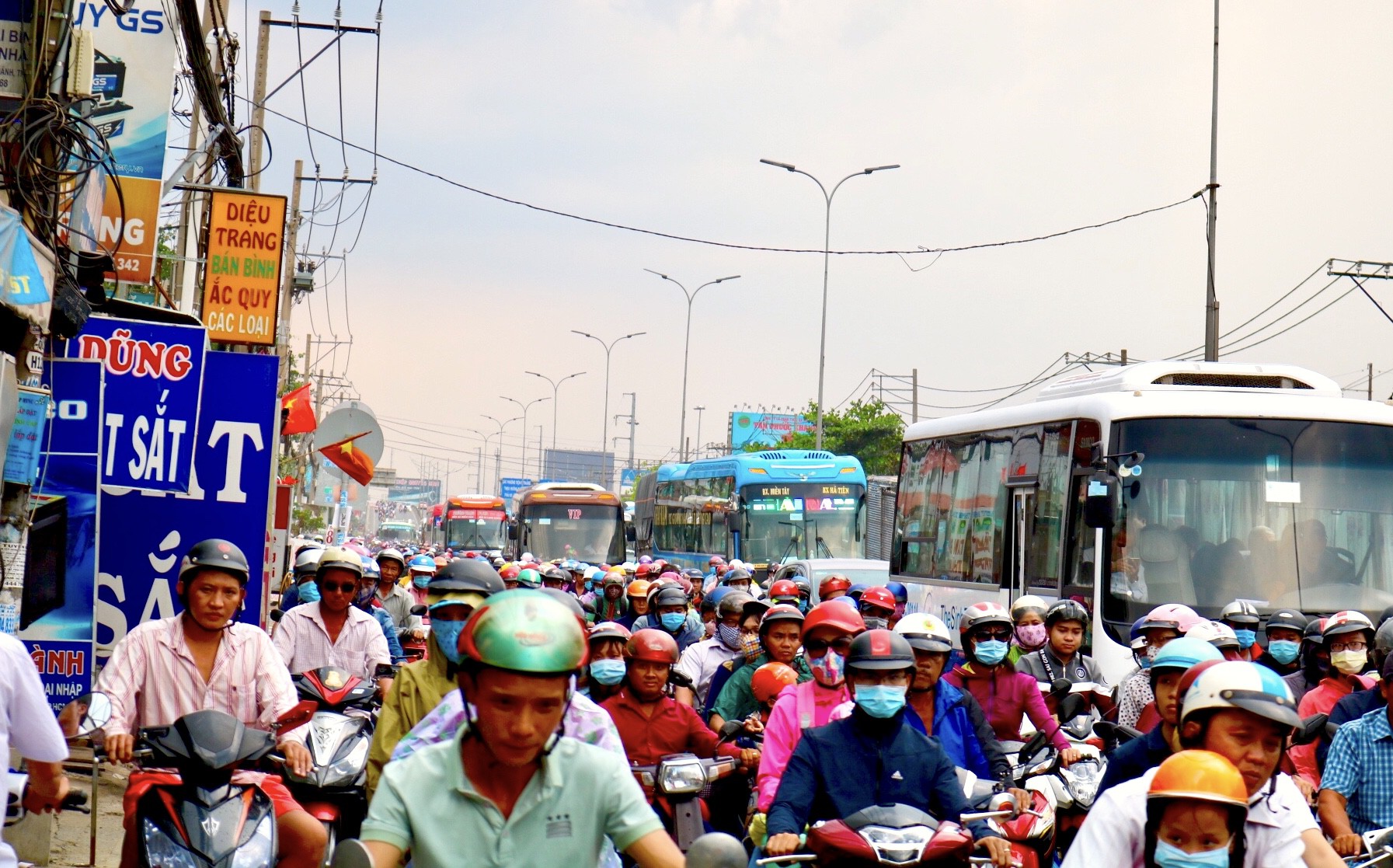 Rồng rắn, vật vã, phờ phạc trở lại TP HCM - Ảnh 2.