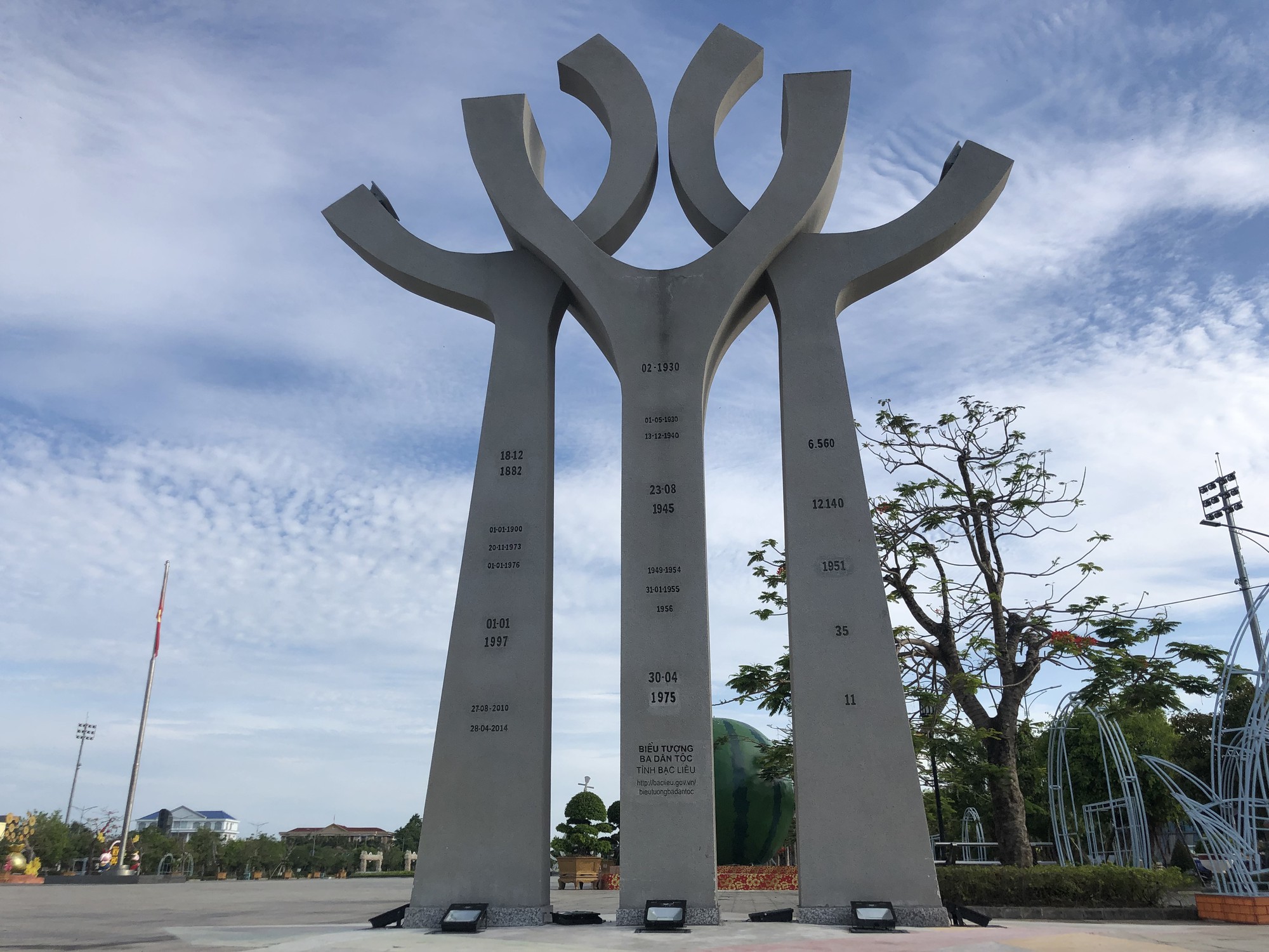 Chi&ecirc;m ngưỡng những c&ocirc;ng tr&igrave;nh kỷ lục Việt Nam tại quảng trường lớn nhất ĐBSCL - Ảnh 11.