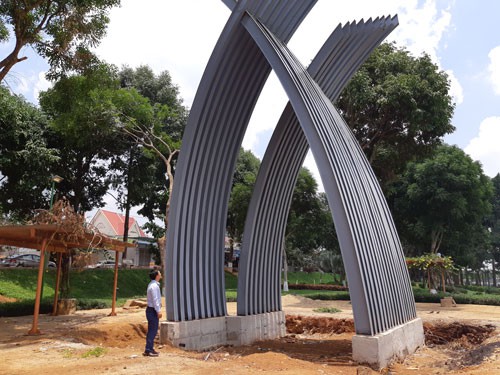 Thay biểu trưng sao chép bằng tượng đài chục tỉ