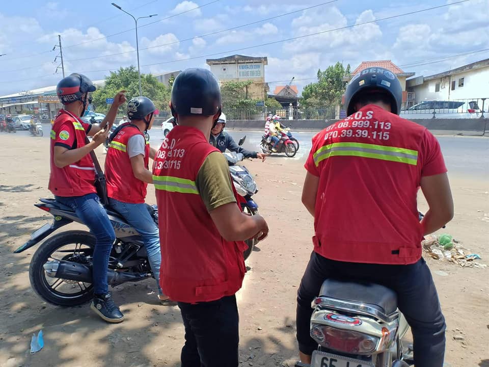 C&ocirc;ng nh&acirc;n, t&agrave;i xế ra cửa ng&otilde; TP HCM v&aacute; xe miễn ph&iacute; - Ảnh 3.