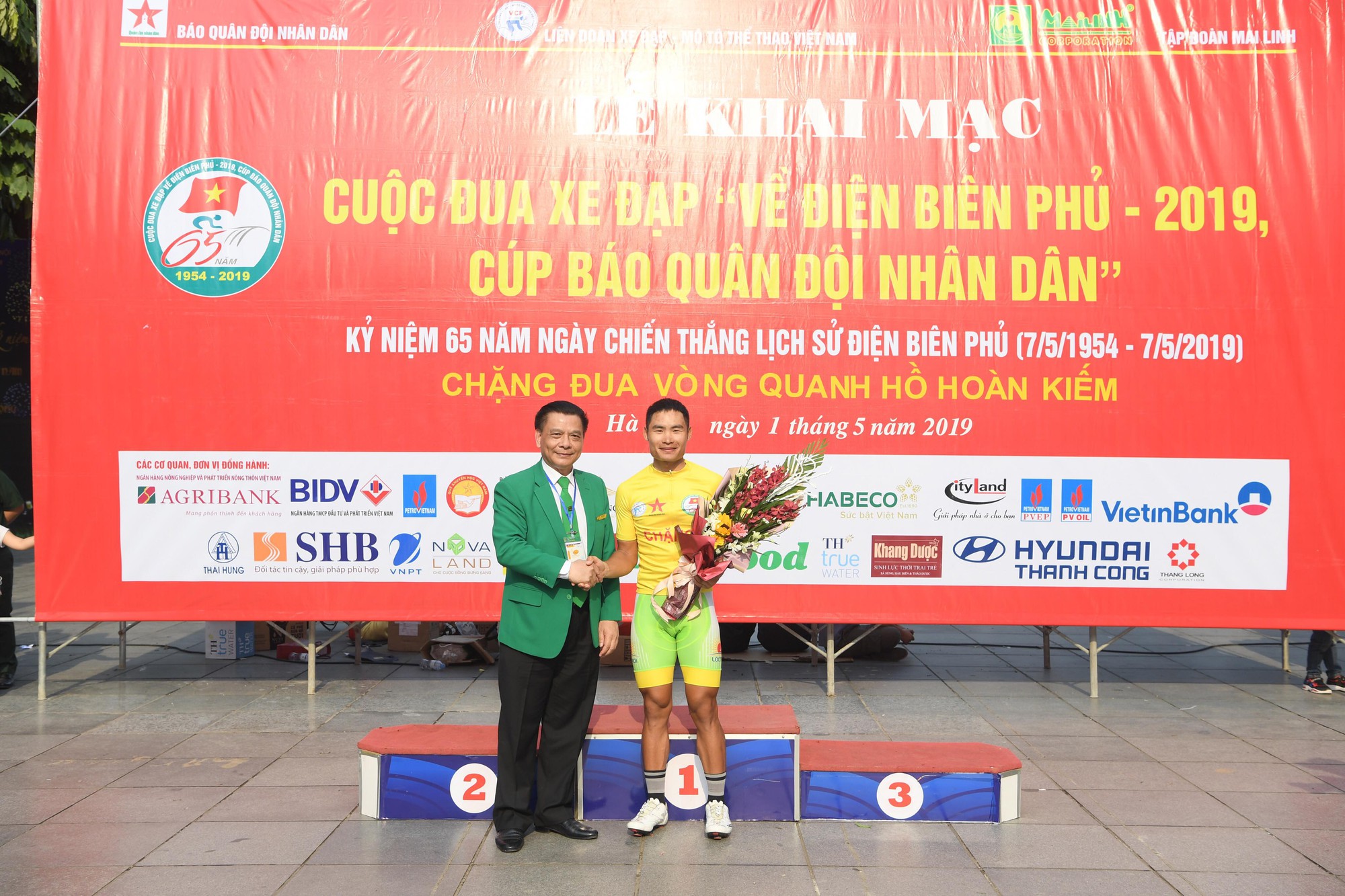 Qu&agrave;ng Văn Cường tạm giữ &Aacute;o v&agrave;ng  - Ảnh 2.
