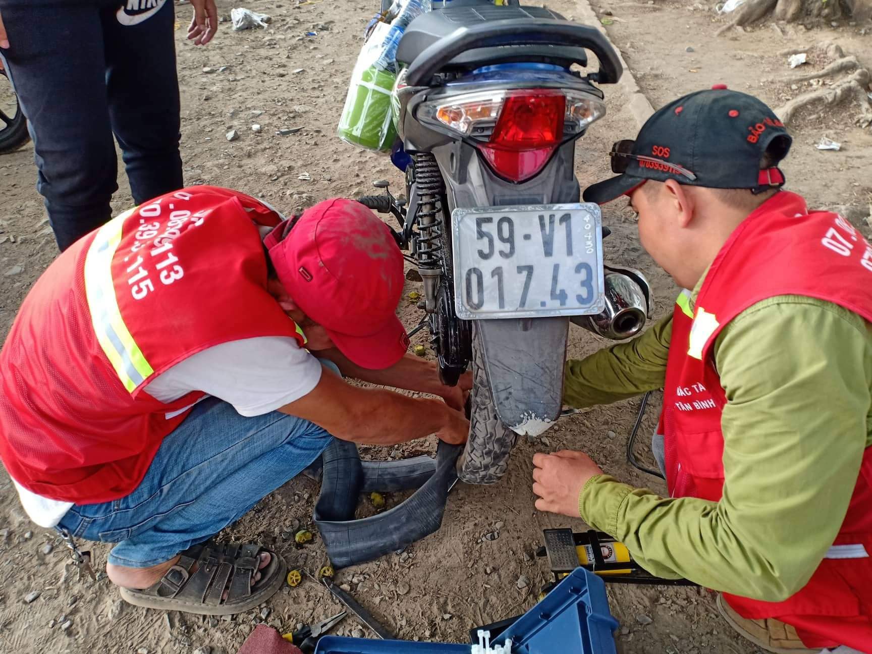 Công nhân, tài xế ra cửa ngõ TP HCM vá xe miễn phí