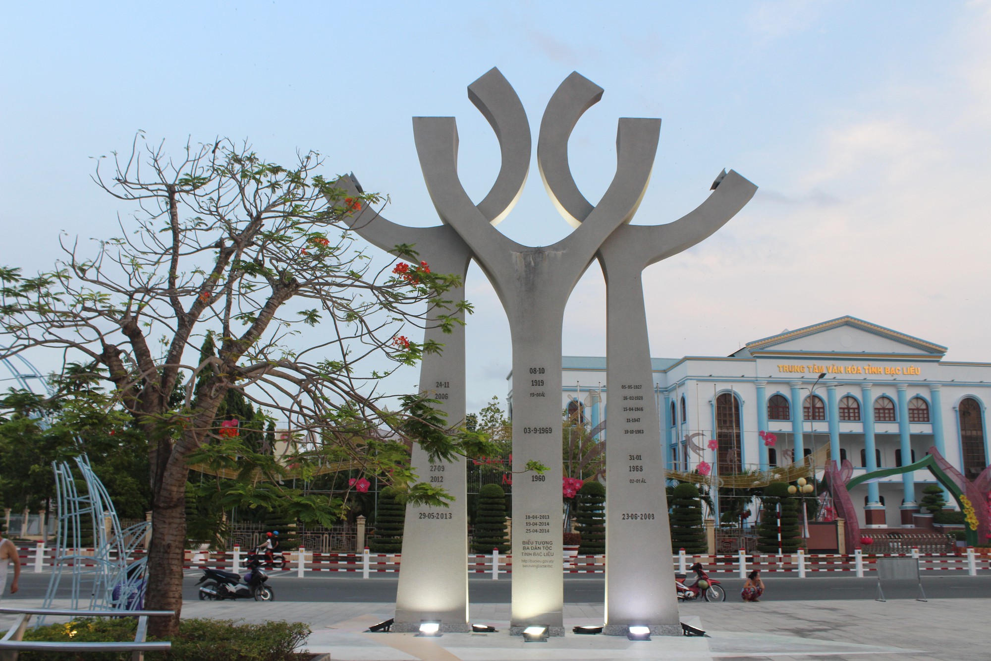 Chi&ecirc;m ngưỡng những c&ocirc;ng tr&igrave;nh kỷ lục Việt Nam tại quảng trường lớn nhất ĐBSCL - Ảnh 10.