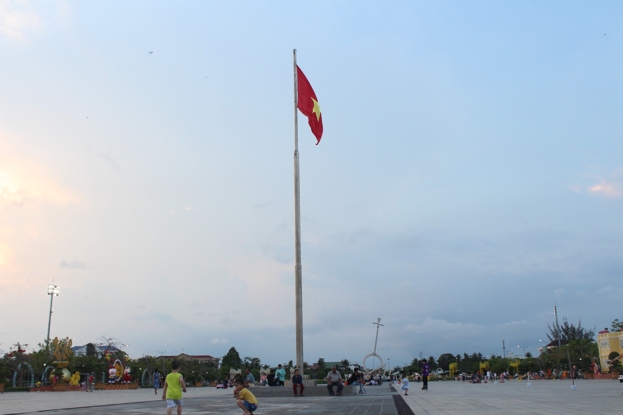 Chi&ecirc;m ngưỡng những c&ocirc;ng tr&igrave;nh kỷ lục Việt Nam tại quảng trường lớn nhất ĐBSCL - Ảnh 4.