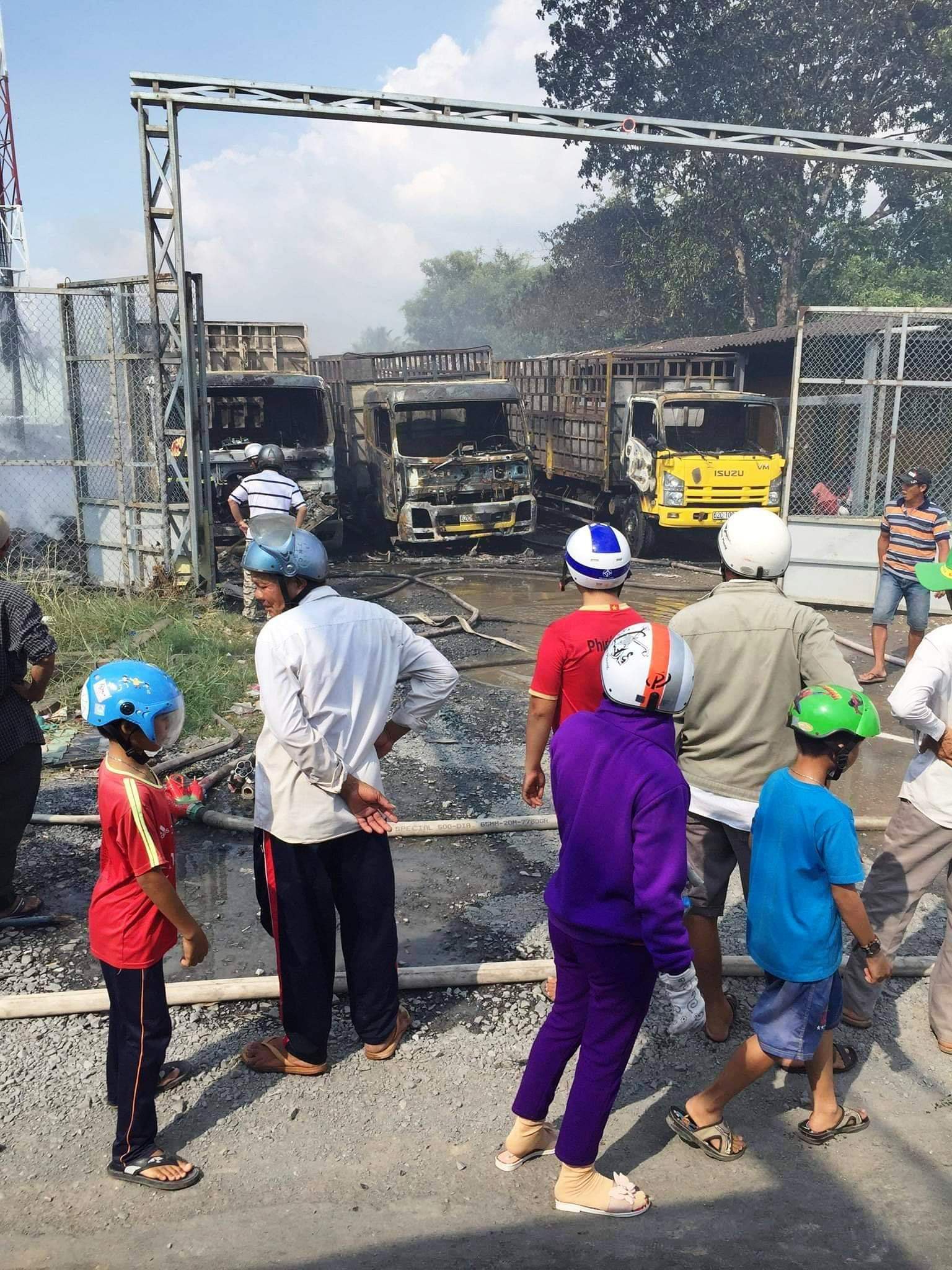 Long An: Ch&aacute;y dữ dội vựa phế liệu cạnh c&acirc;y xăng, 3 xe tải đ&atilde; bị thi&ecirc;u rụi - Ảnh 1.