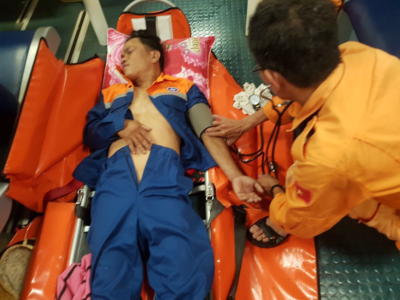 Khẩn trương đưa ngư dân bị bệnh viêm ruột thừa cấp vào bờ