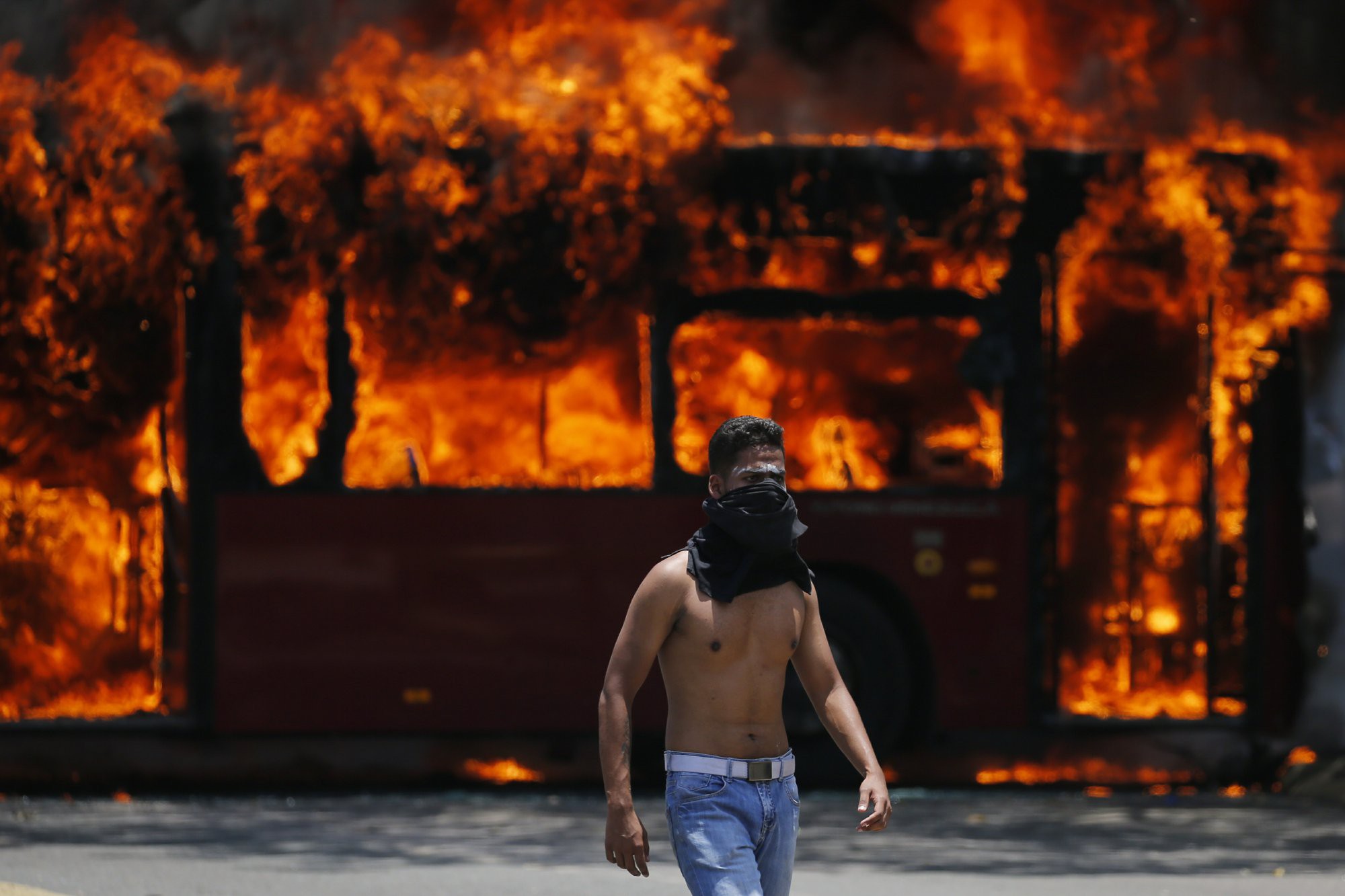 Venezuela: Bạo loạn bùng nổ, xe bọc thép được triển khai