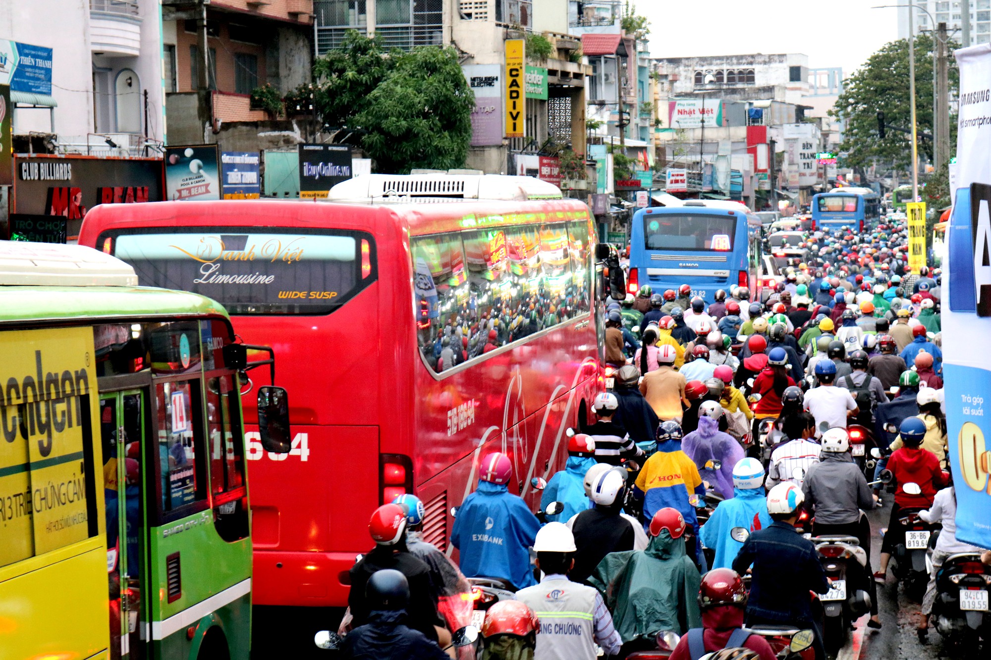 TP HCM: Hết lội nước, ngàn người tiếp tục bơ phờ bởi kẹt xe sau mưa lớn