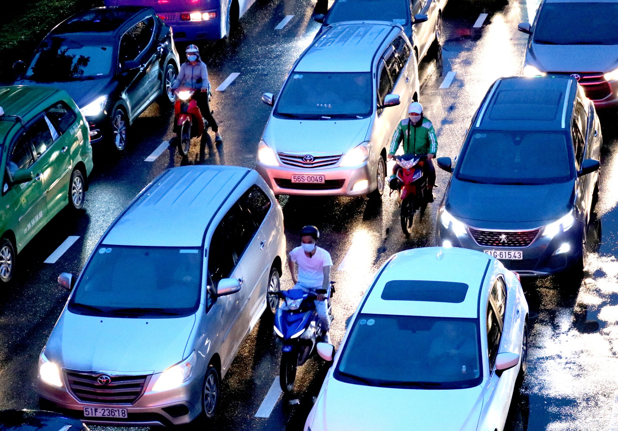 TP HCM: Hết lội nước, ngàn người tiếp tục bơ phờ bởi kẹt xe sau mưa lớn - Ảnh 8.