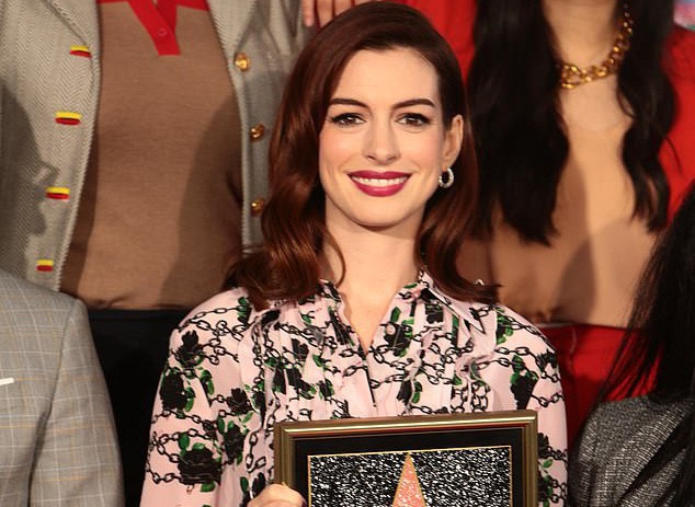 "Quý cô lừa đảo" Anne Hathaway sung sướng nhận sao