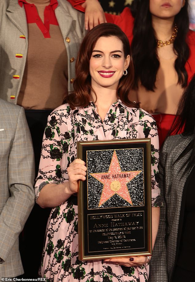 Quý cô lừa đảo Anne Hathaway sung sướng nhận sao - Ảnh 1.