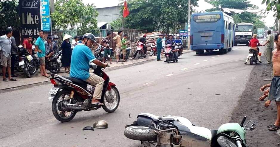 TP HCM: Xe buýt chạy sai lộ trình rồi va chạm xe máy, 1 người mất mạng