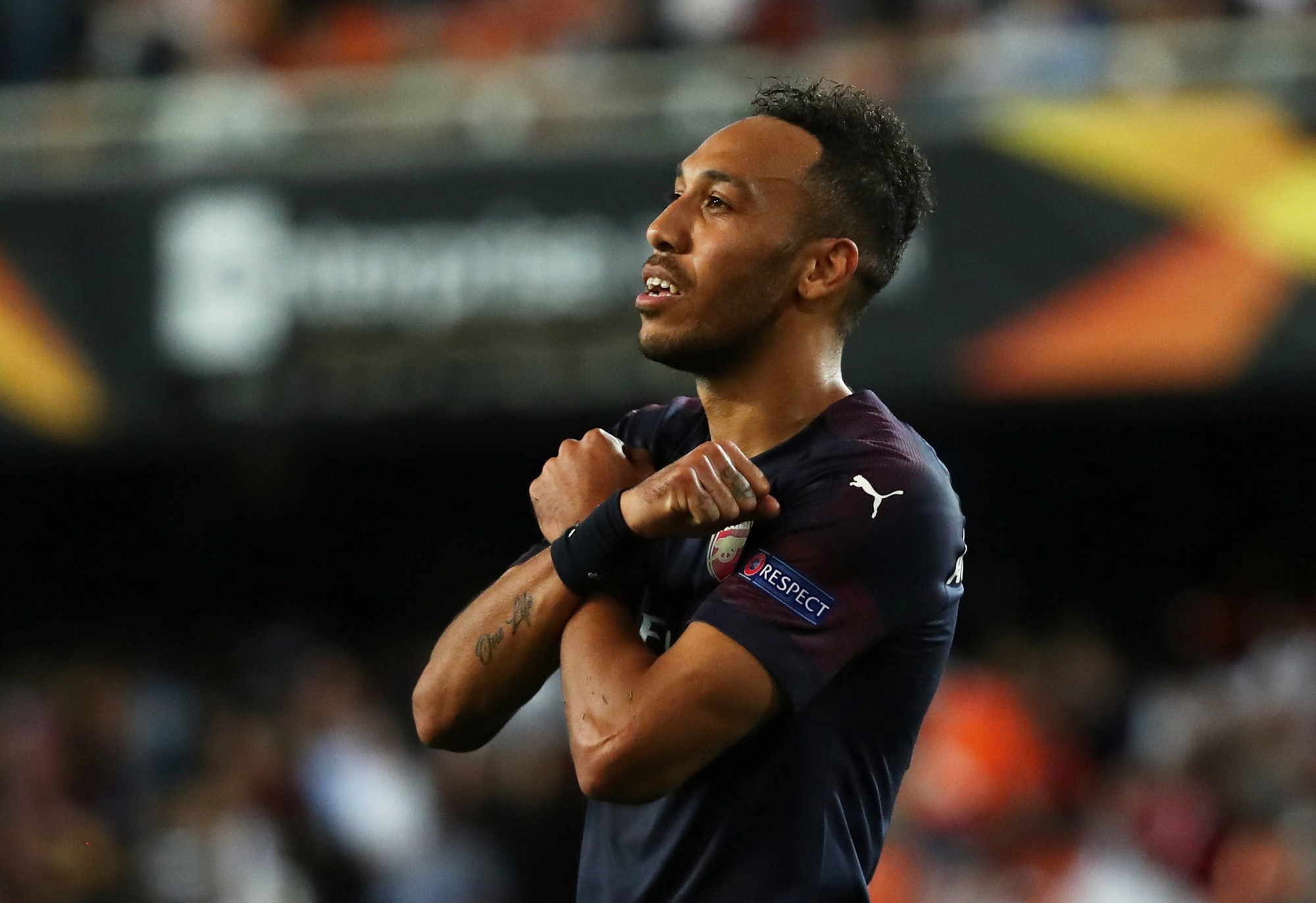 Arsenal đại thắng nhờ hat-trick, Chelsea nghẹt thở vượt ải 11 m