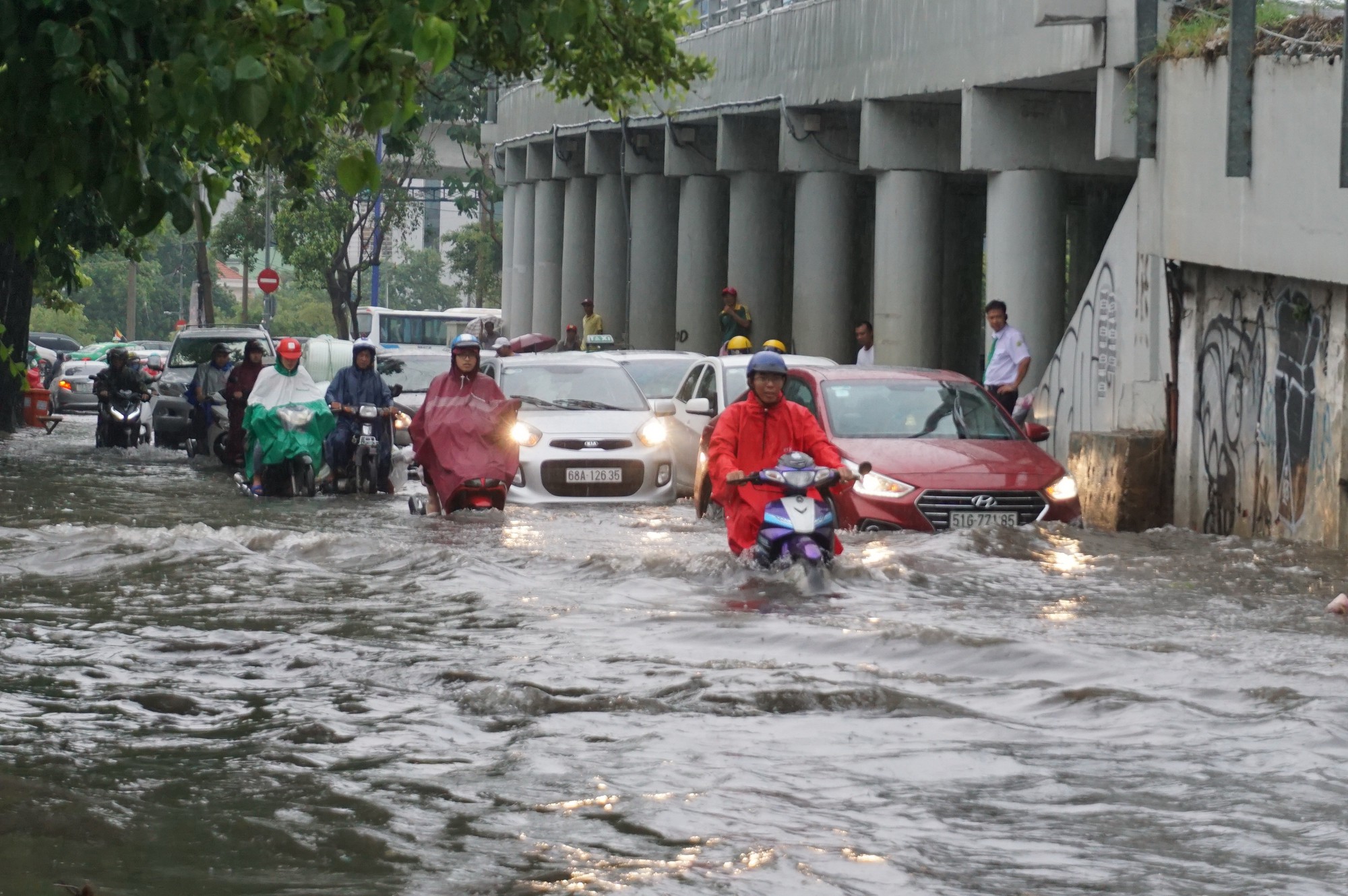 Hàng loạt tuyến đường ở TP HCM đang ngập sâu! - Ảnh 2.
