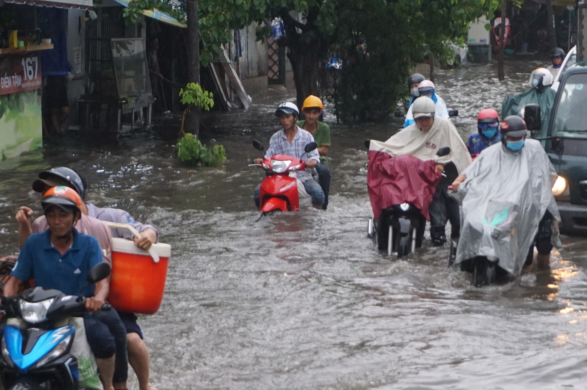 Hàng loạt tuyến đường ở TP HCM đang ngập sâu!
