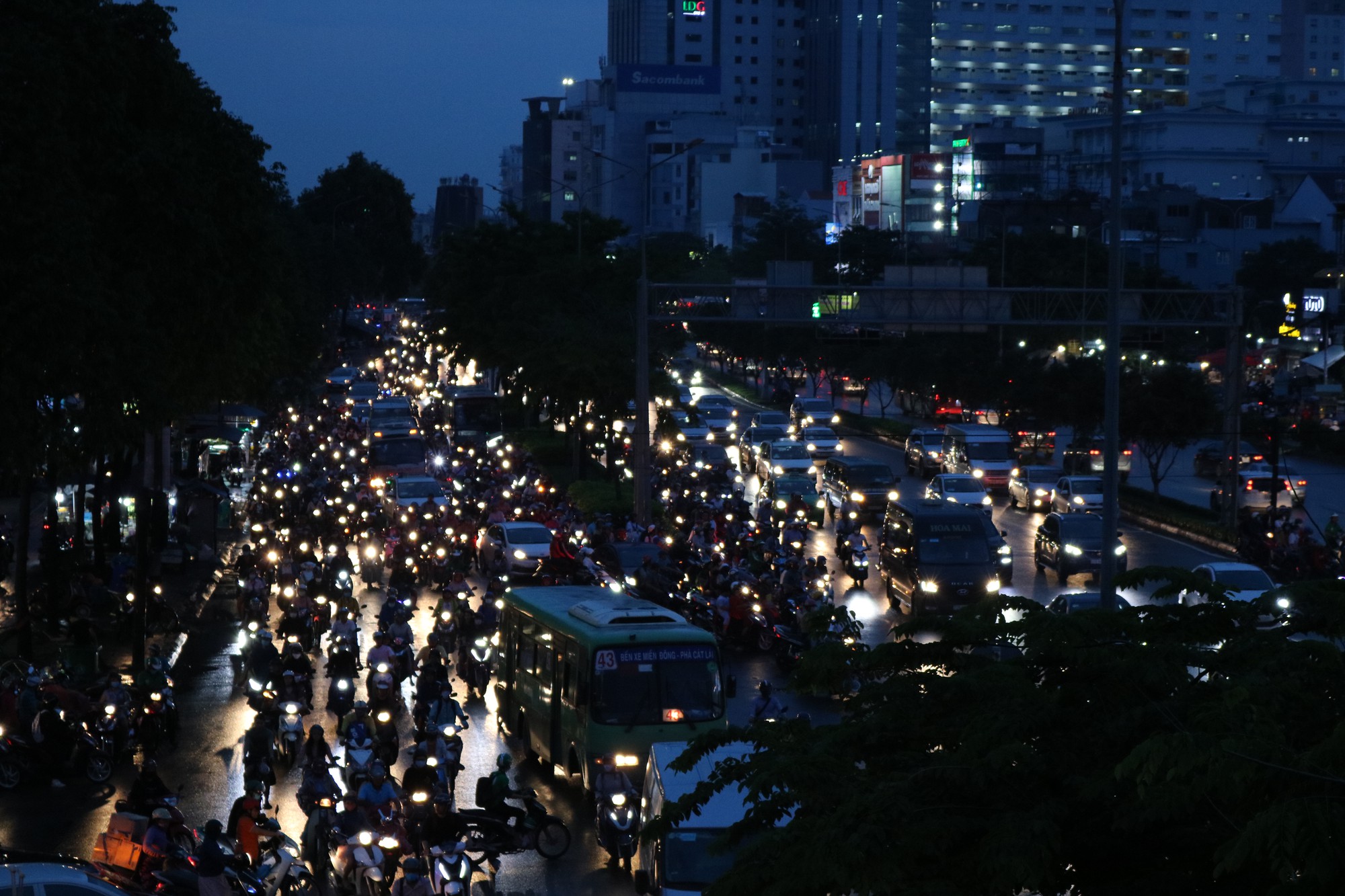 TP HCM: Hết lội nước, ngàn người tiếp tục bơ phờ bởi kẹt xe sau mưa lớn - Ảnh 10.