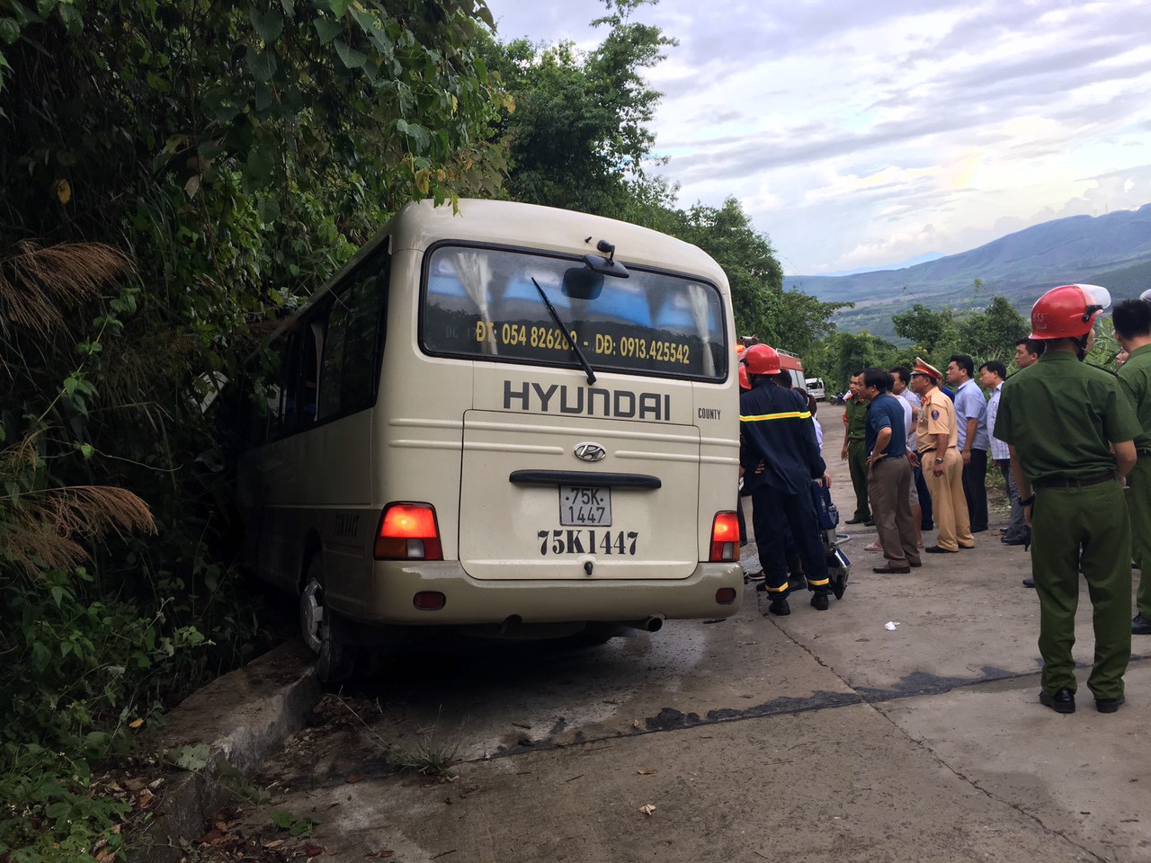 Xe kh&aacute;ch t&ocirc;ng v&aacute;ch n&uacute;i, 18 sinh vi&ecirc;n nước ngo&agrave;i bị thương - Ảnh 3.