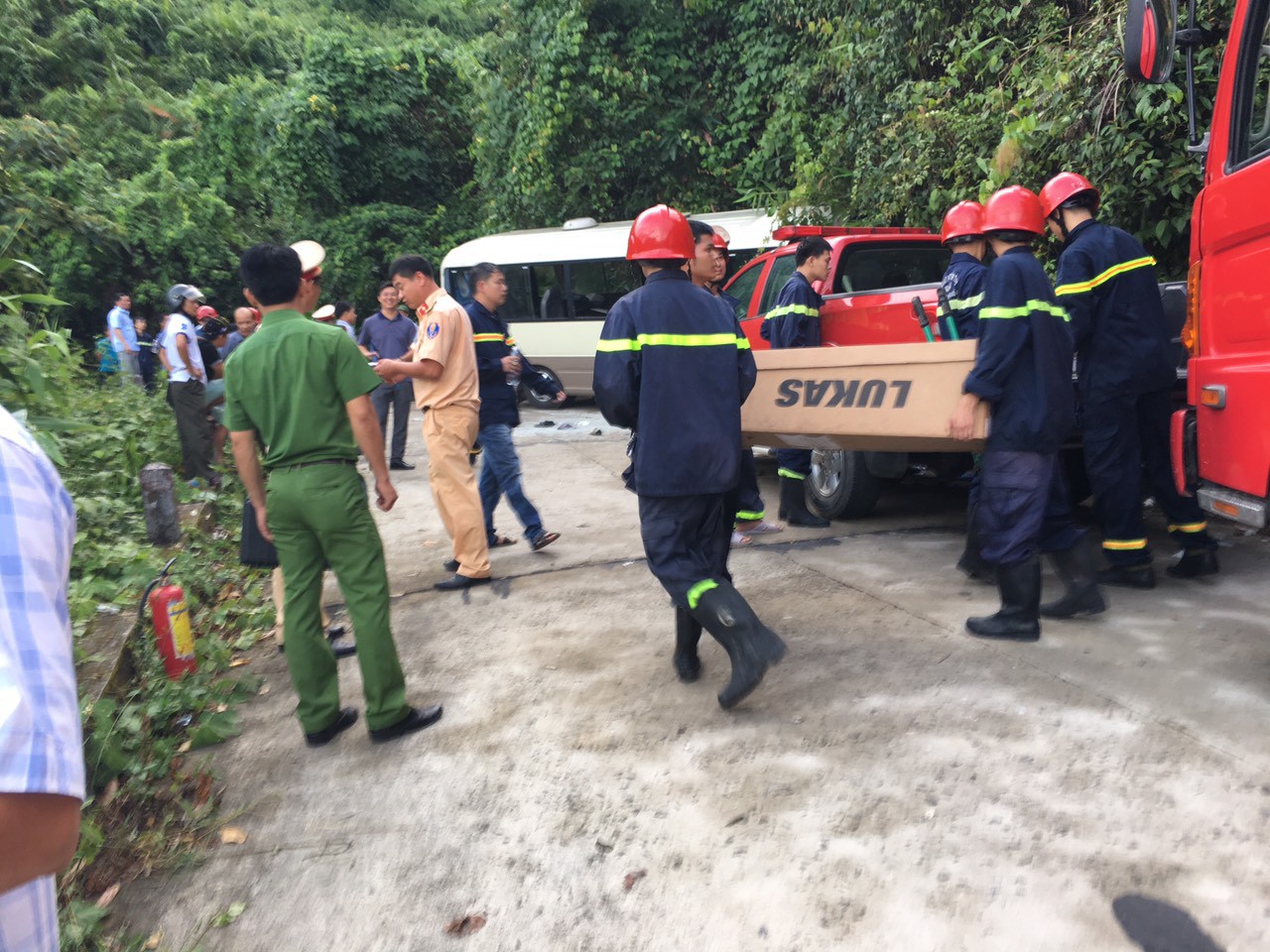 Xe kh&aacute;ch t&ocirc;ng v&aacute;ch n&uacute;i, 18 sinh vi&ecirc;n nước ngo&agrave;i bị thương - Ảnh 2.