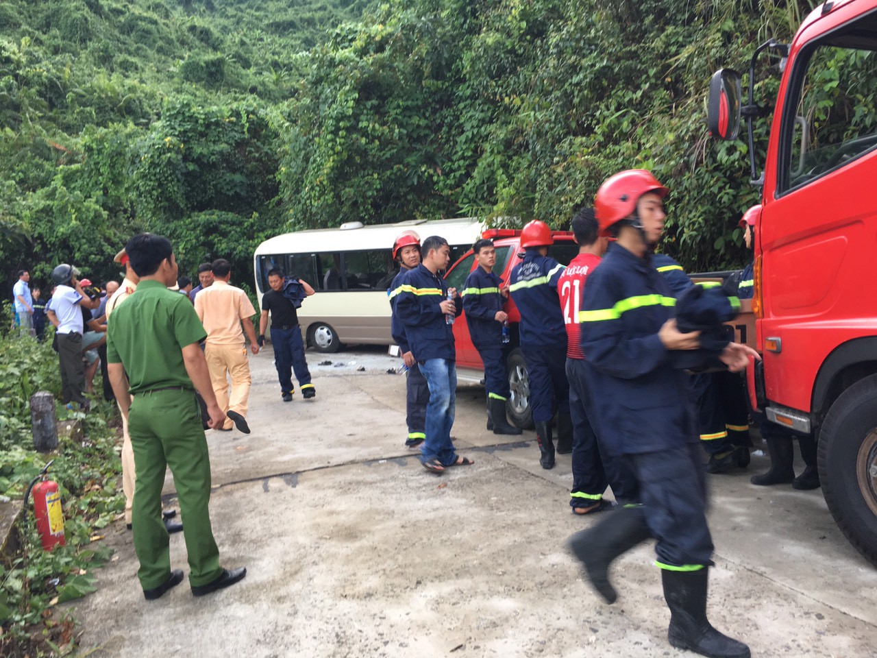 Xe kh&aacute;ch t&ocirc;ng v&aacute;ch n&uacute;i, 18 sinh vi&ecirc;n nước ngo&agrave;i bị thương - Ảnh 1.