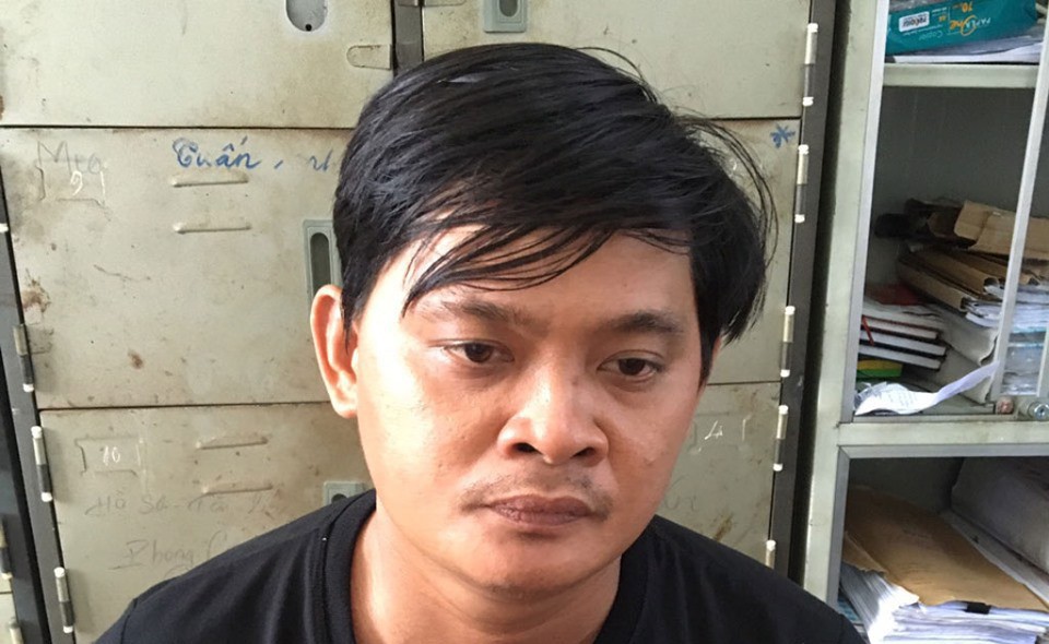 Chở vợ đi làm xong, lập tức tranh thủ.... "săn mồi"!