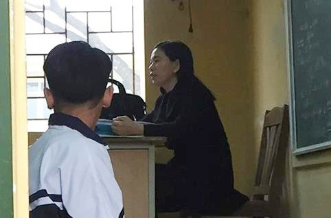 Cô giáo bắt quỳ, 1 học sinh chấp hành, 1 học sinh không đồng ý bị đuổi khỏi lớp