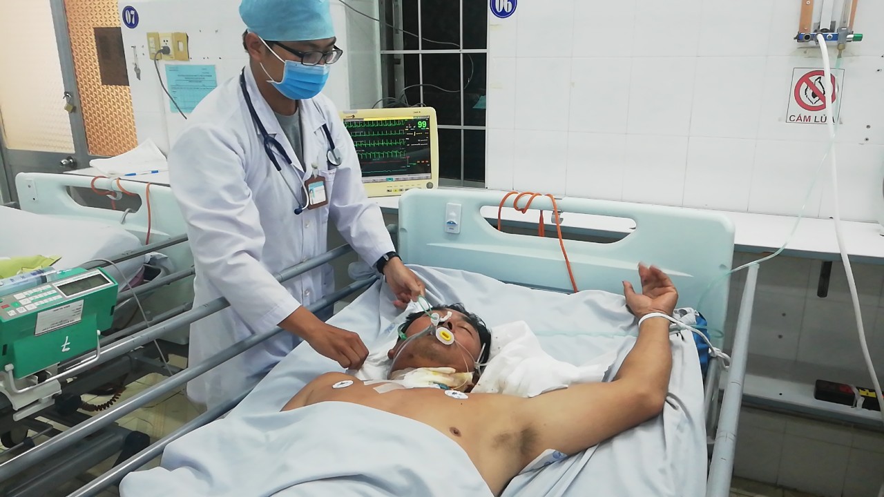 Dùng dao giải quyết mâu thuẫn, 2 người bị đâm thủng cổ, tim