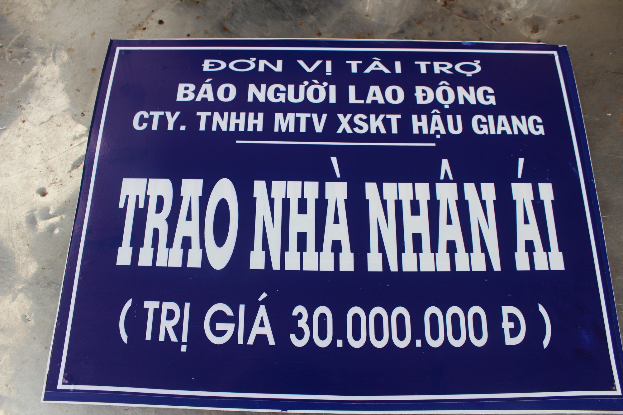 Nh&oacute;i l&ograve;ng b&eacute; g&aacute;i rơi nước mắt khi được B&aacute;o Người Lao Động tặng nh&agrave; nh&acirc;n &aacute;i - Ảnh 13.