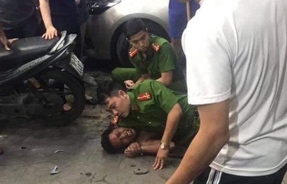 Kẻ nghi "ngáo đá" xông vào chém vợ chồng chủ quán, gây thương tích thượng úy cảnh sát