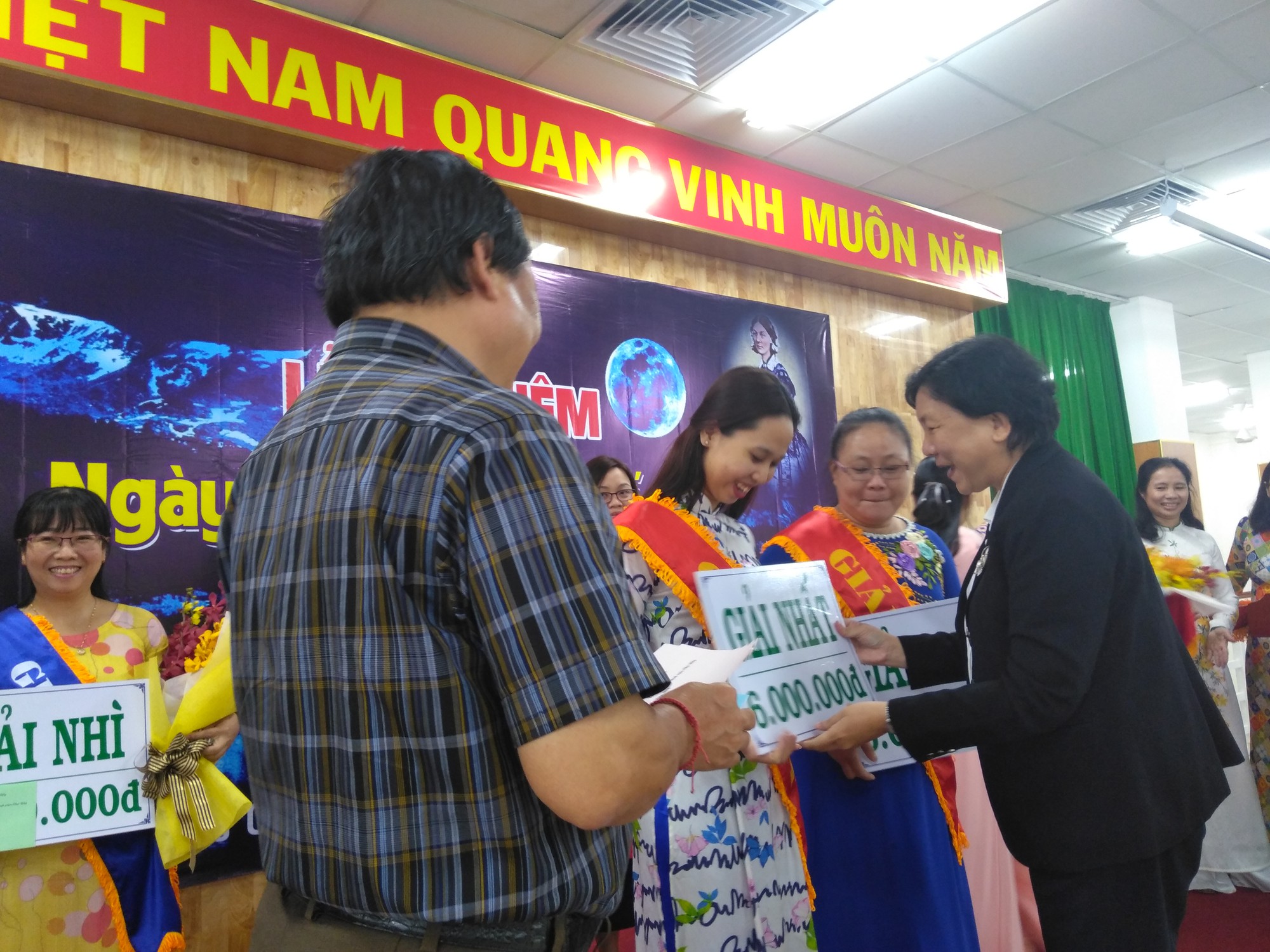 Tôn vinh những người khoác áo blouse thầm lặng