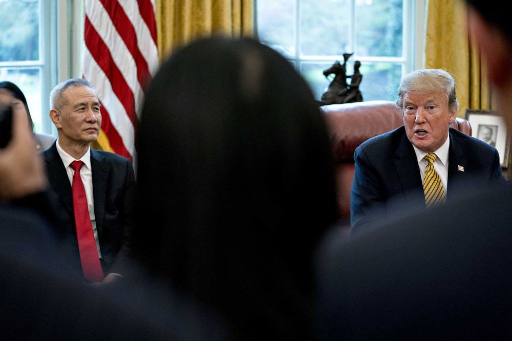 Ông Trump yêu cầu tiếp tục đánh thuế lên 300 tỉ USD hàng Trung Quốc - Ảnh 1.
