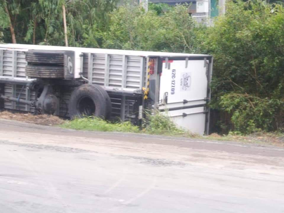 Va chạm giữa 3 ô tô tải, một xe văng xuống lề