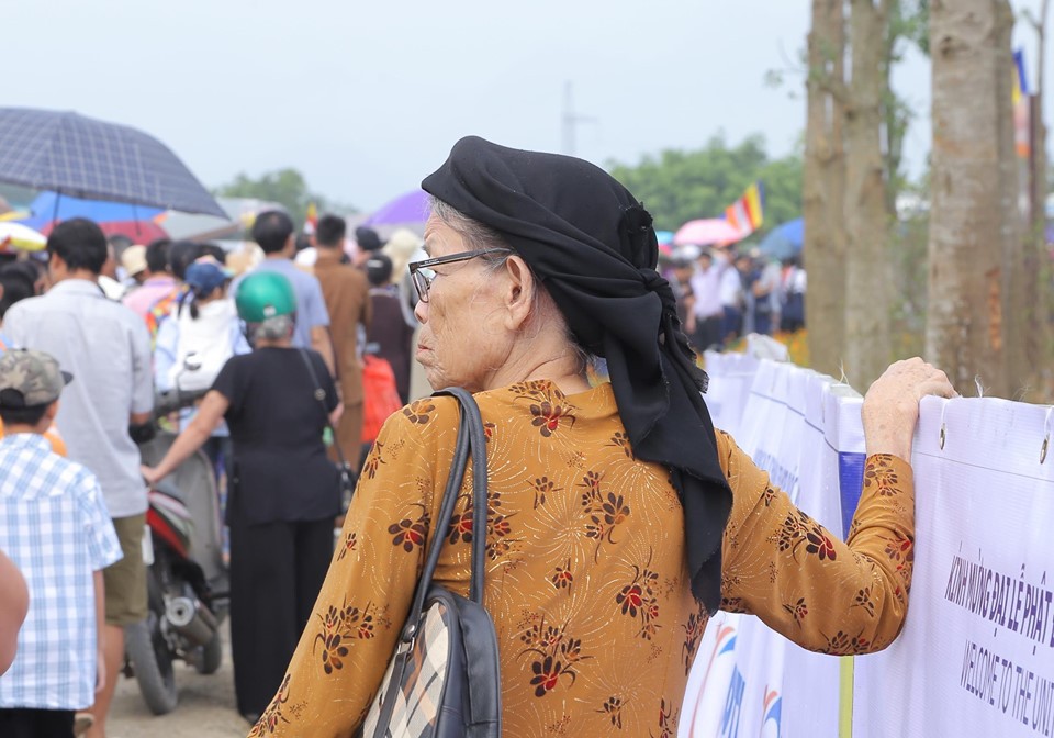 H&agrave;ng vạn người đổ về ch&ugrave;a Tam Ch&uacute;c mừng đại lễ Phật đản Vesak 2019 - Ảnh 12.