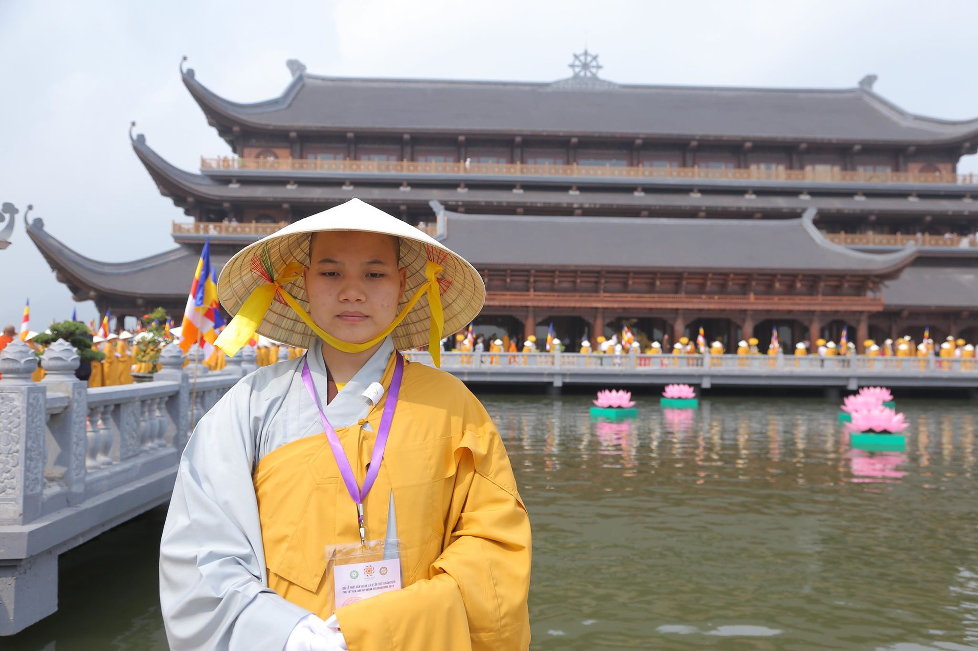 H&agrave;ng vạn người đổ về ch&ugrave;a Tam Ch&uacute;c mừng đại lễ Phật đản Vesak 2019 - Ảnh 14.