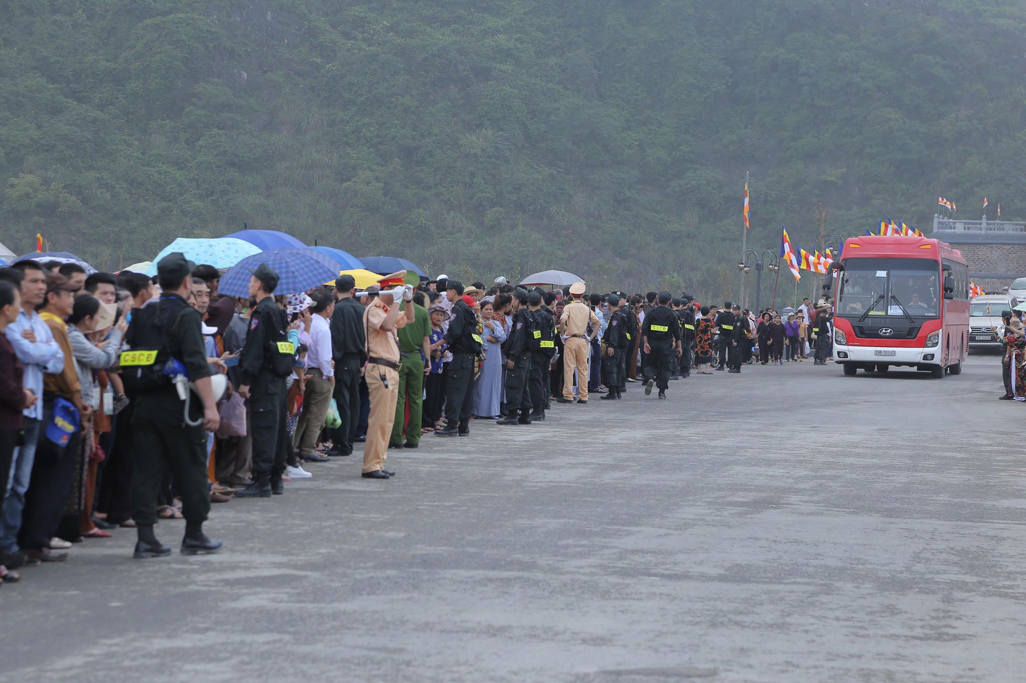 H&agrave;ng vạn người đổ về ch&ugrave;a Tam Ch&uacute;c mừng đại lễ Phật đản Vesak 2019 - Ảnh 6.