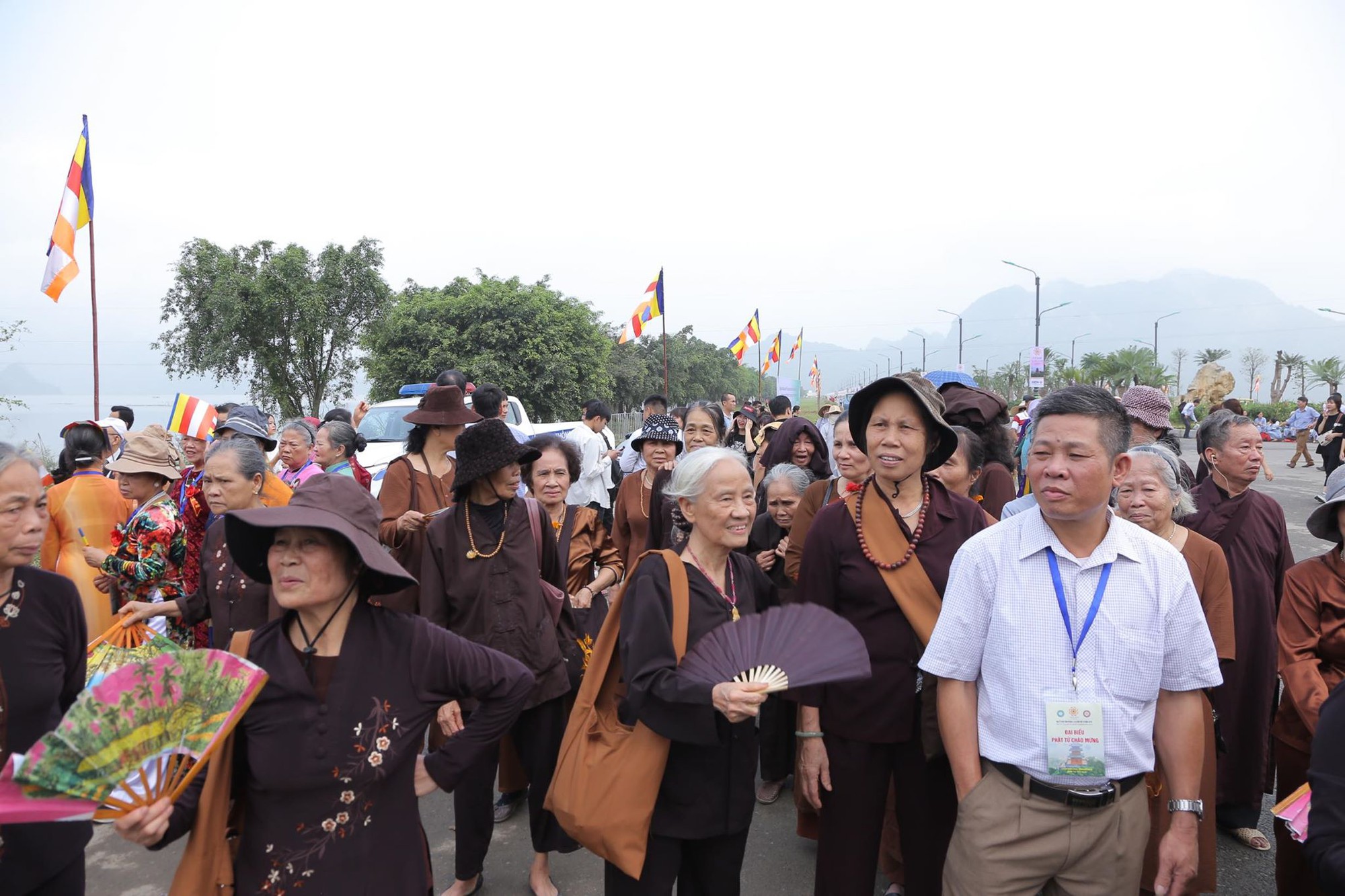 H&agrave;ng vạn người đổ về ch&ugrave;a Tam Ch&uacute;c mừng đại lễ Phật đản Vesak 2019 - Ảnh 11.