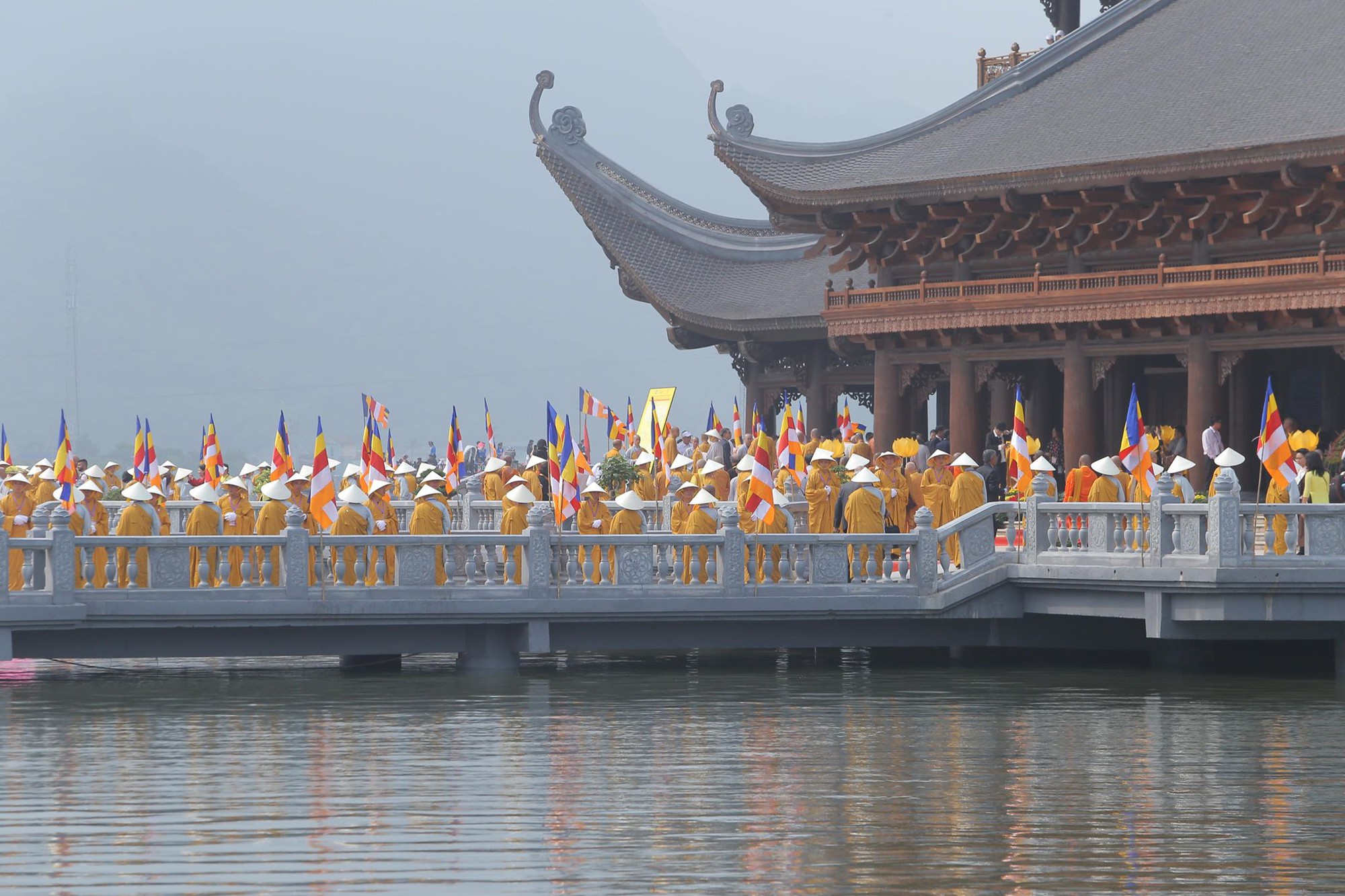 H&agrave;ng vạn người đổ về ch&ugrave;a Tam Ch&uacute;c mừng đại lễ Phật đản Vesak 2019 - Ảnh 15.