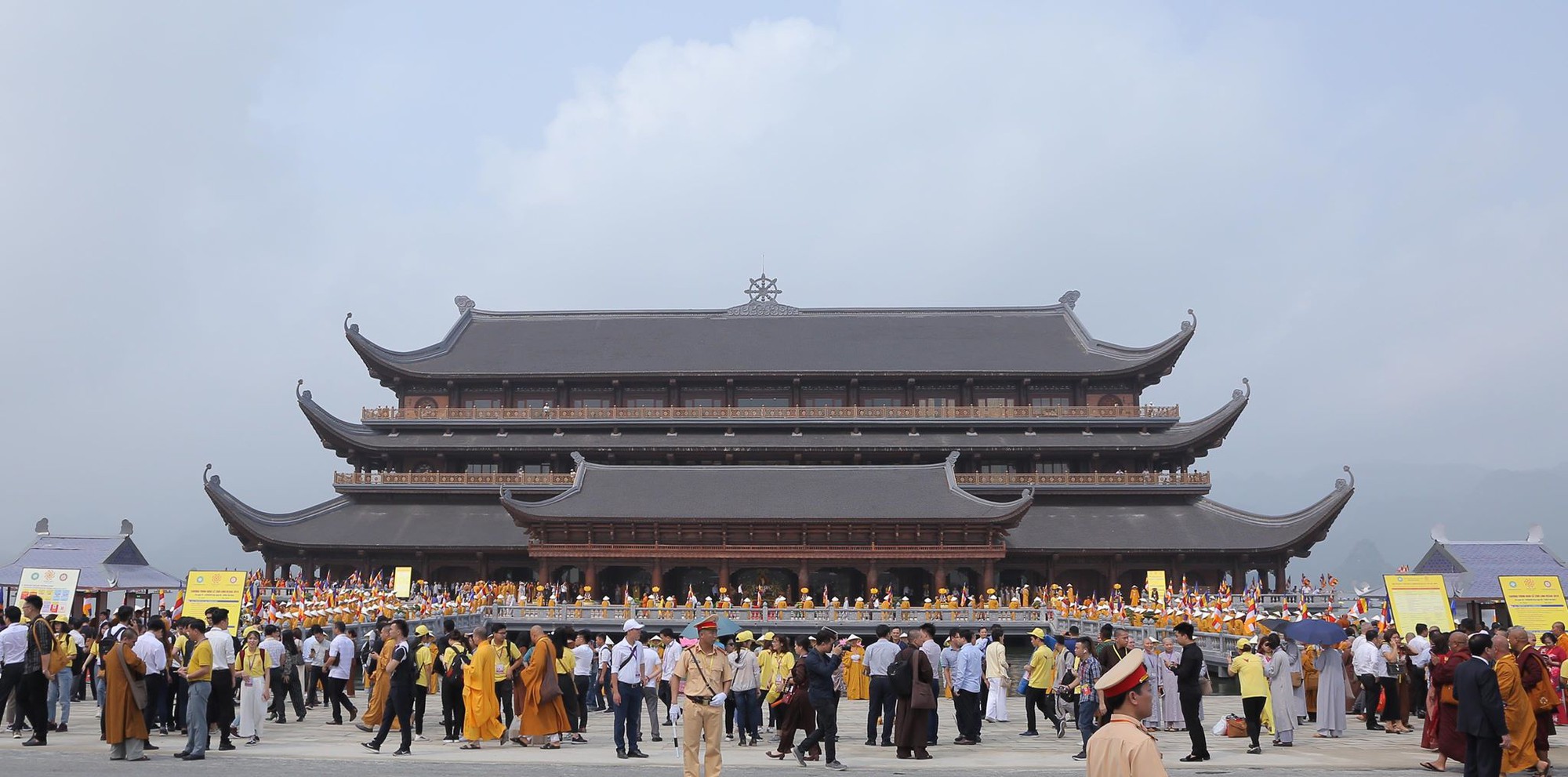 H&agrave;ng vạn người đổ về ch&ugrave;a Tam Ch&uacute;c mừng đại lễ Phật đản Vesak 2019 - Ảnh 16.