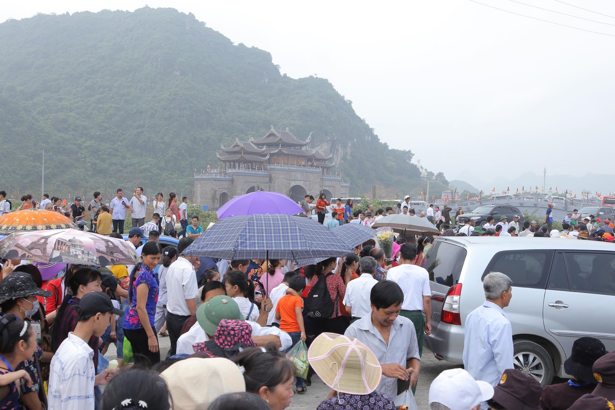 H&agrave;ng vạn người đổ về ch&ugrave;a Tam Ch&uacute;c mừng đại lễ Phật đản Vesak 2019 - Ảnh 1.
