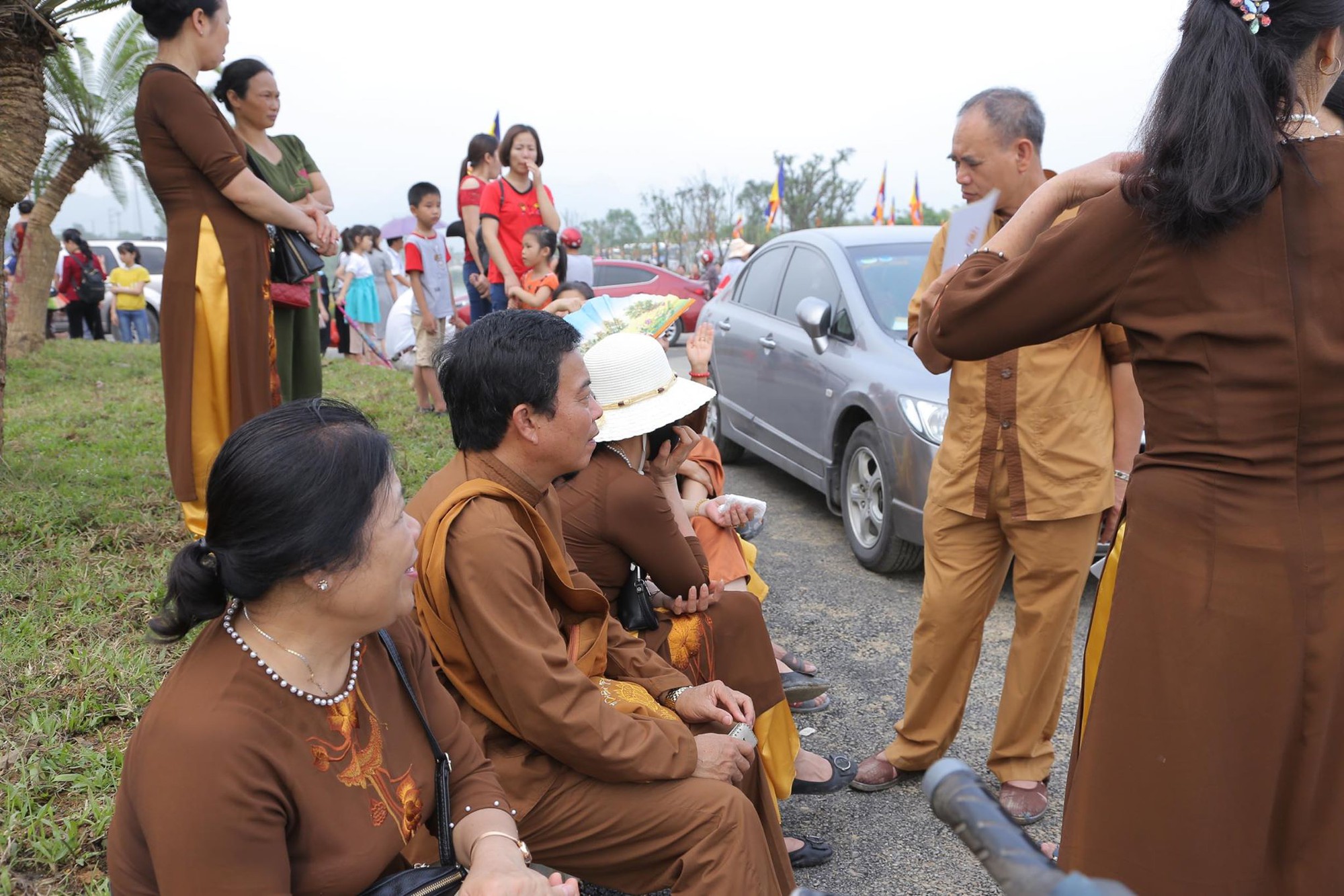 H&agrave;ng vạn người đổ về ch&ugrave;a Tam Ch&uacute;c mừng đại lễ Phật đản Vesak 2019 - Ảnh 10.