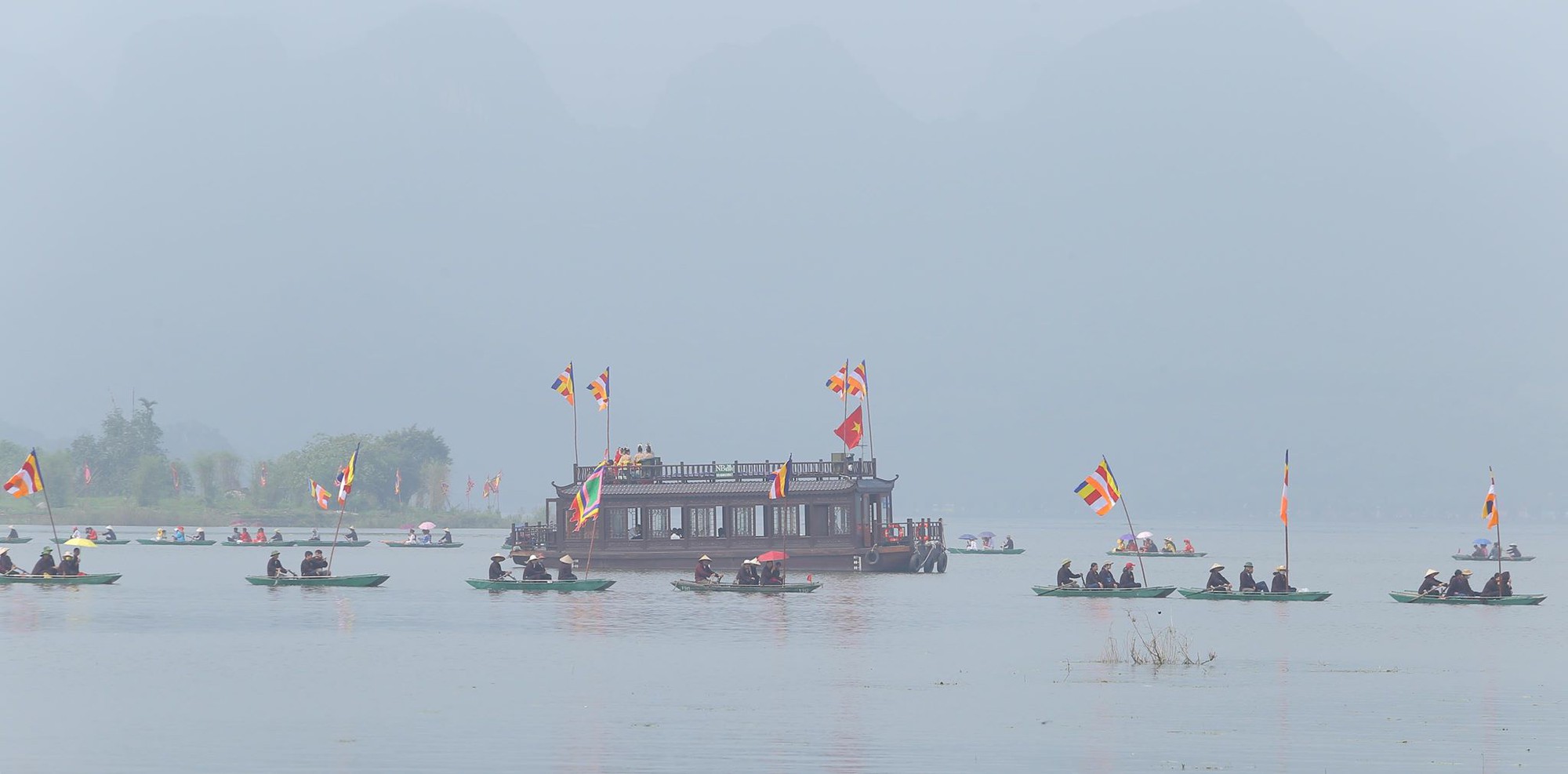 H&agrave;ng vạn người đổ về ch&ugrave;a Tam Ch&uacute;c mừng đại lễ Phật đản Vesak 2019 - Ảnh 17.