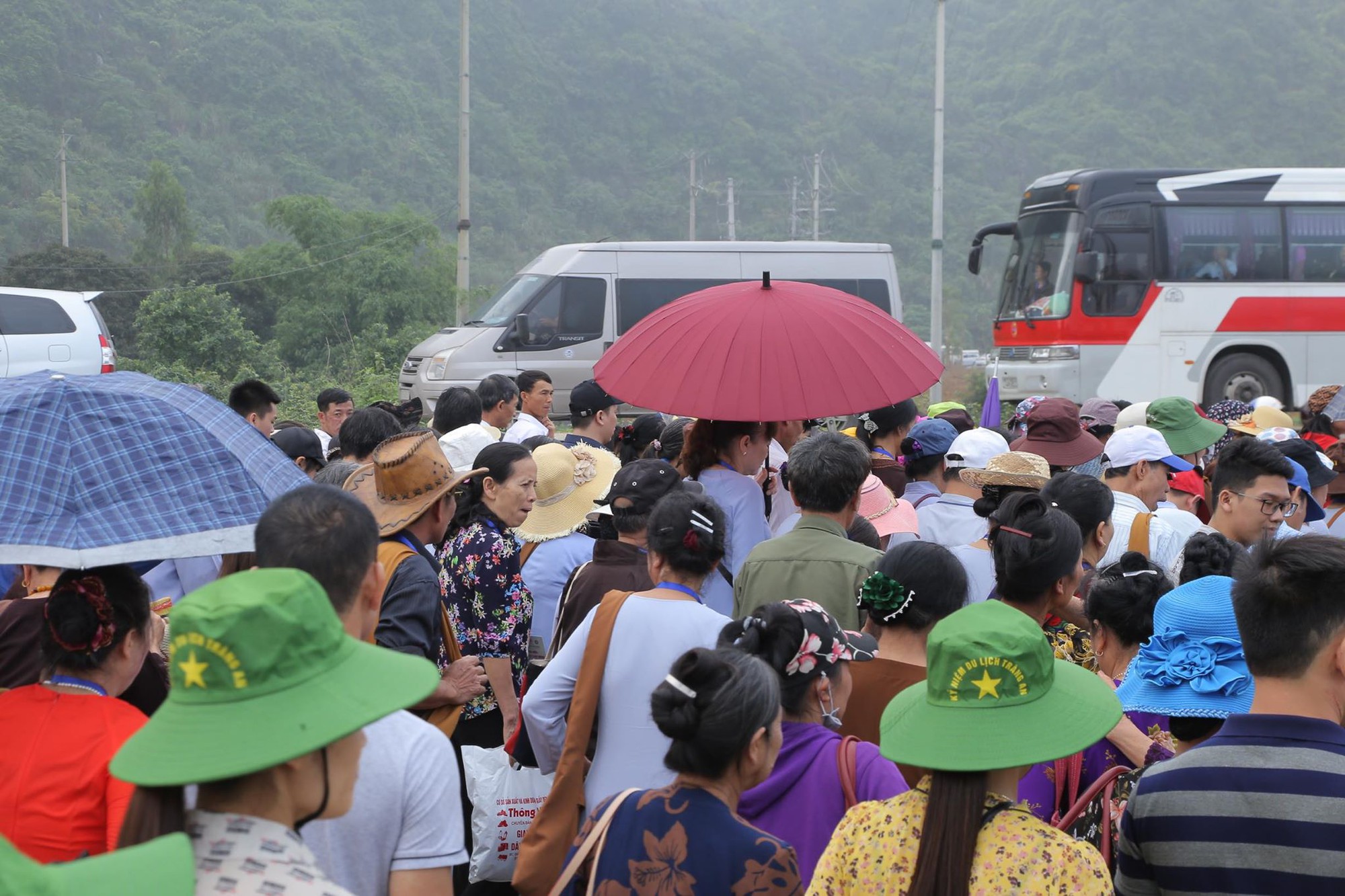 H&agrave;ng vạn người đổ về ch&ugrave;a Tam Ch&uacute;c mừng đại lễ Phật đản Vesak 2019 - Ảnh 4.