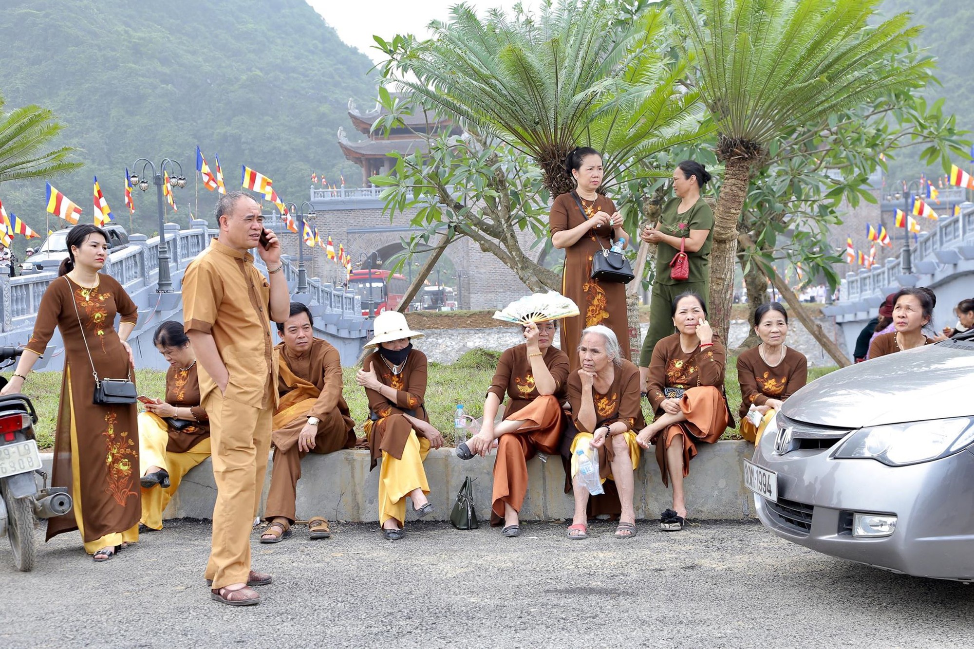 H&agrave;ng vạn người đổ về ch&ugrave;a Tam Ch&uacute;c mừng đại lễ Phật đản Vesak 2019 - Ảnh 9.