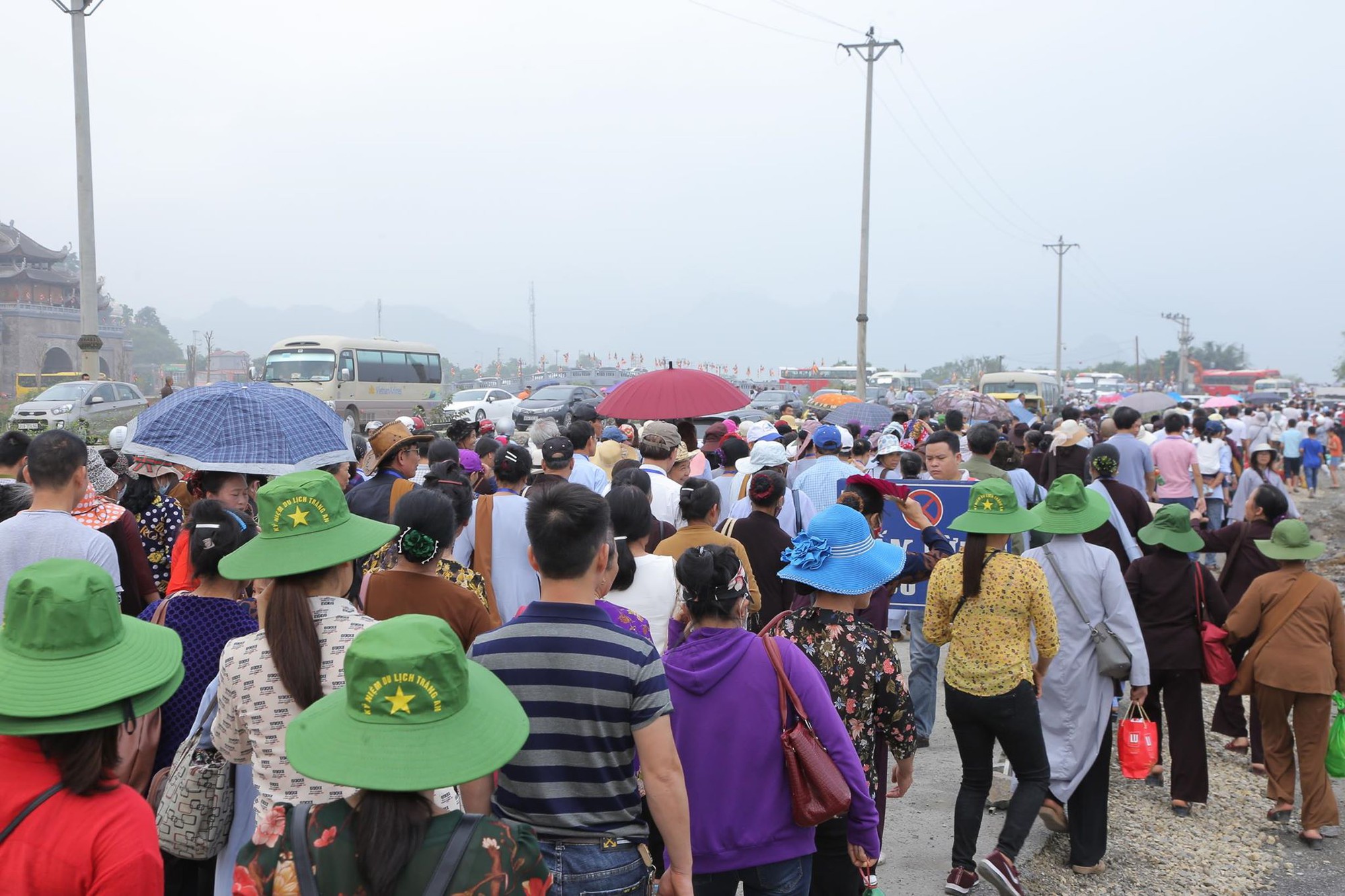 H&agrave;ng vạn người đổ về ch&ugrave;a Tam Ch&uacute;c mừng đại lễ Phật đản Vesak 2019 - Ảnh 3.